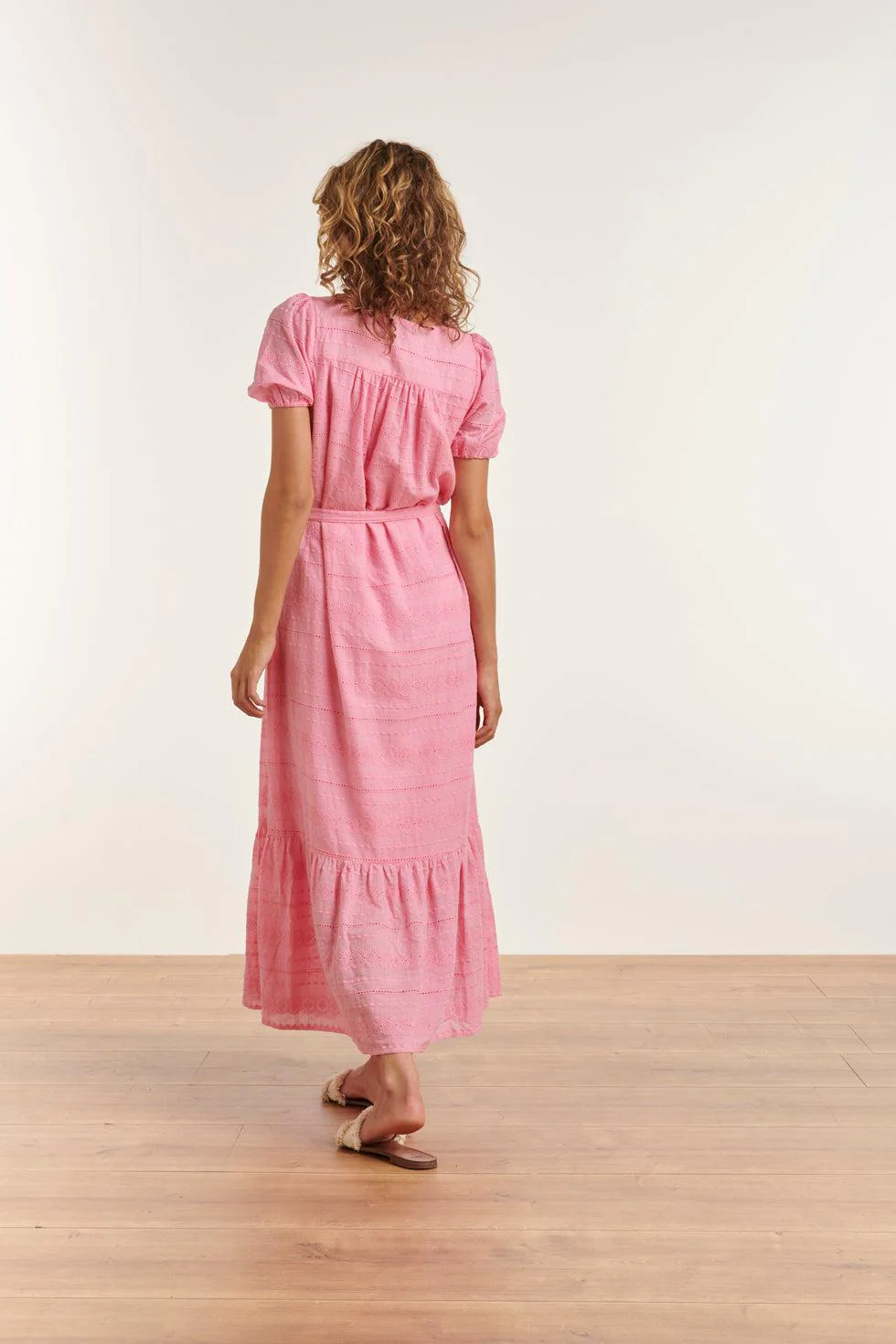 23357-420  Zomerjurk Met V-Halskorte Pof Mouwen Van 100% Katoen | Pink - Image 6