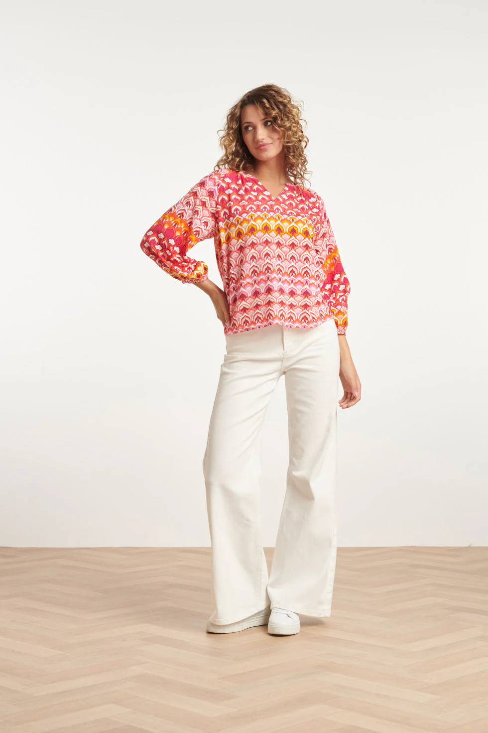 24004 Retro Print V-Hals Top Met Ballonmouw | Pink - Muticolour - Image 3