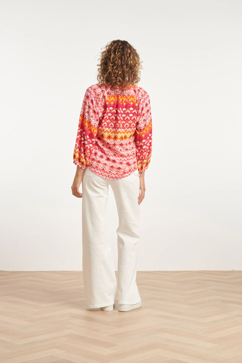 24004 Retro Print V-Hals Top Met Ballonmouw | Pink - Muticolour - Image 6