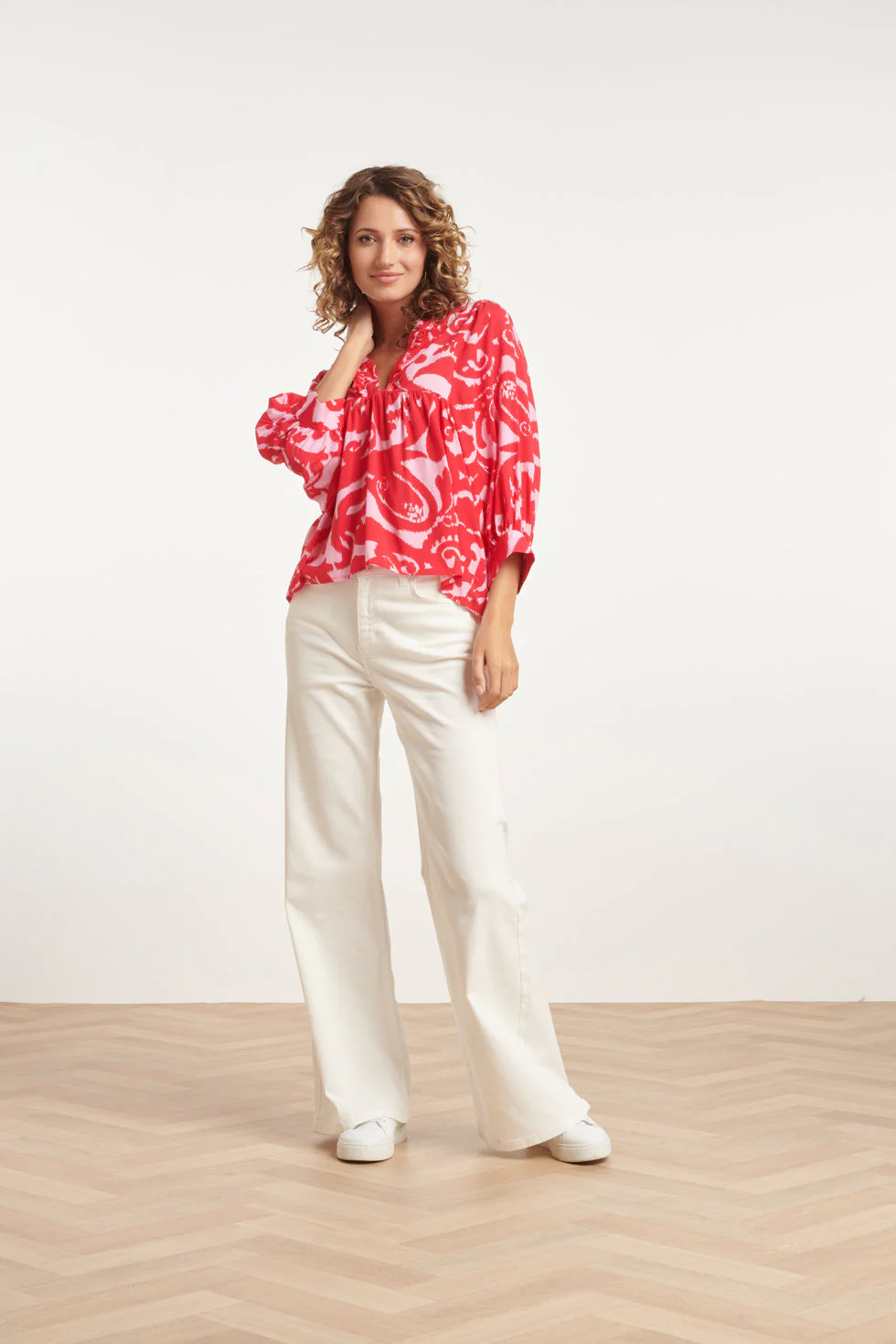 24007 Bloemen Barok Losvallende Top Met Ballonmouwen | Pink - Red - Image 3