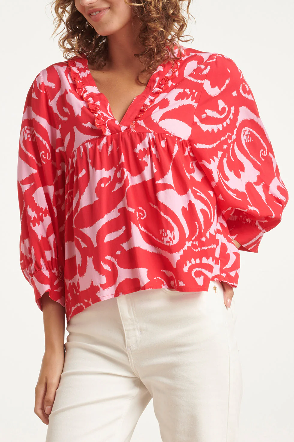 24007 Bloemen Barok Losvallende Top Met Ballonmouwen | Pink - Red - Image 4