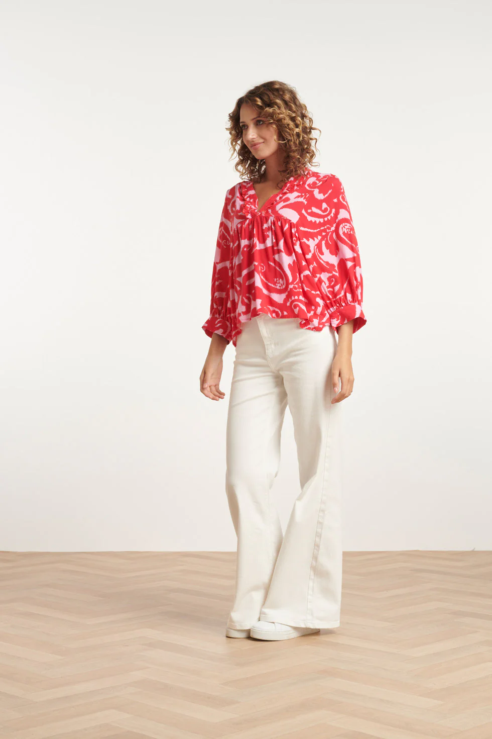 24007 Bloemen Barok Losvallende Top Met Ballonmouwen | Pink - Red - Image 5