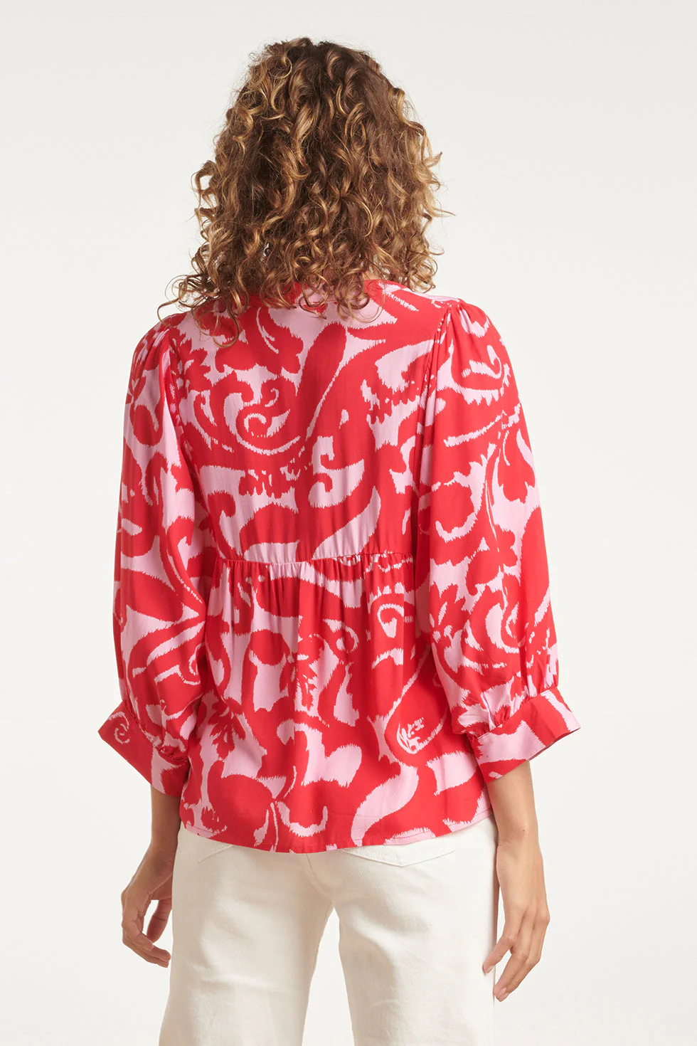 24007 Bloemen Barok Losvallende Top Met Ballonmouwen | Pink - Red - Image 6