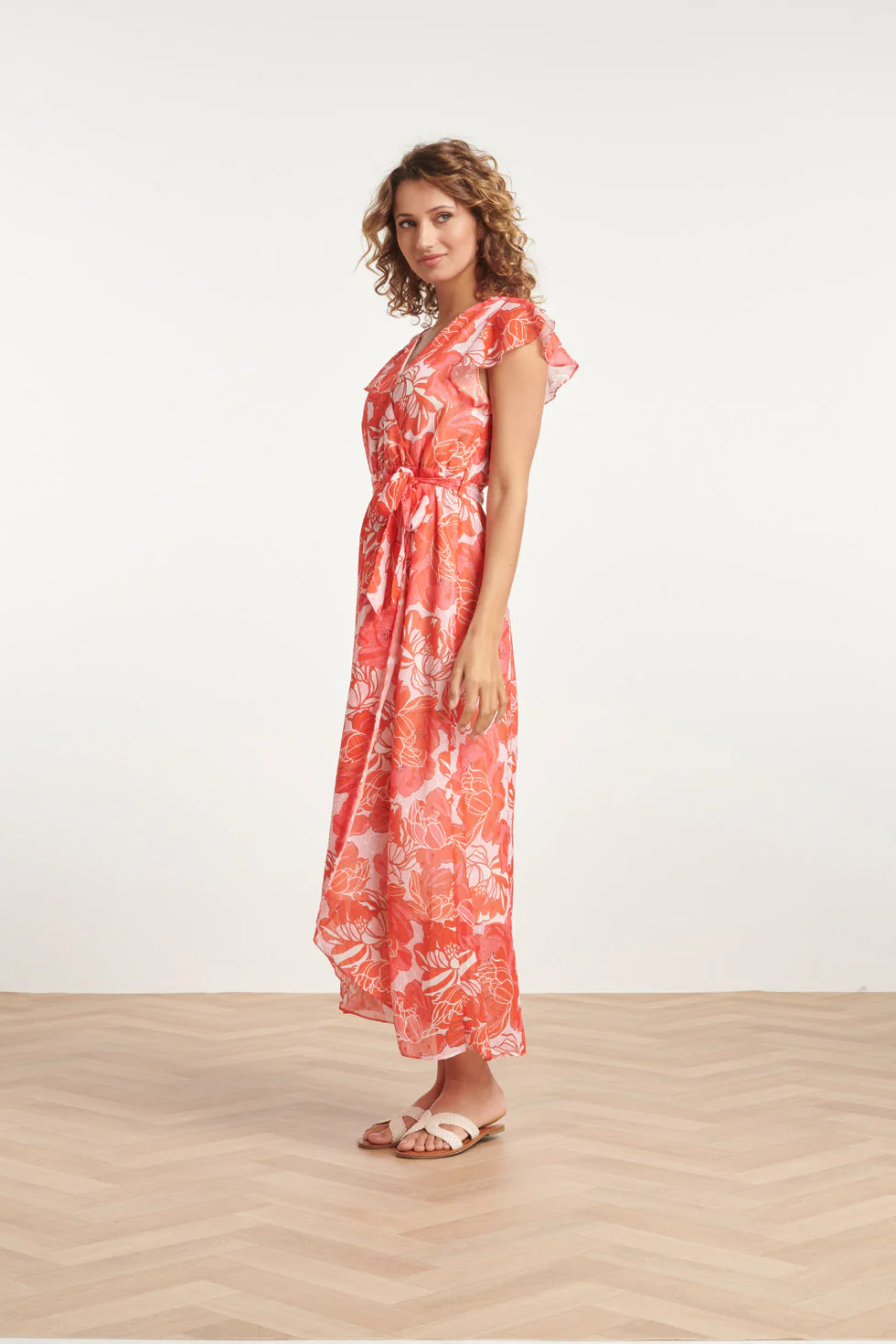 24008 Bloemenpracht Chiffon Jurk Met Ruchesceintuur | Pink - Red - Image 3