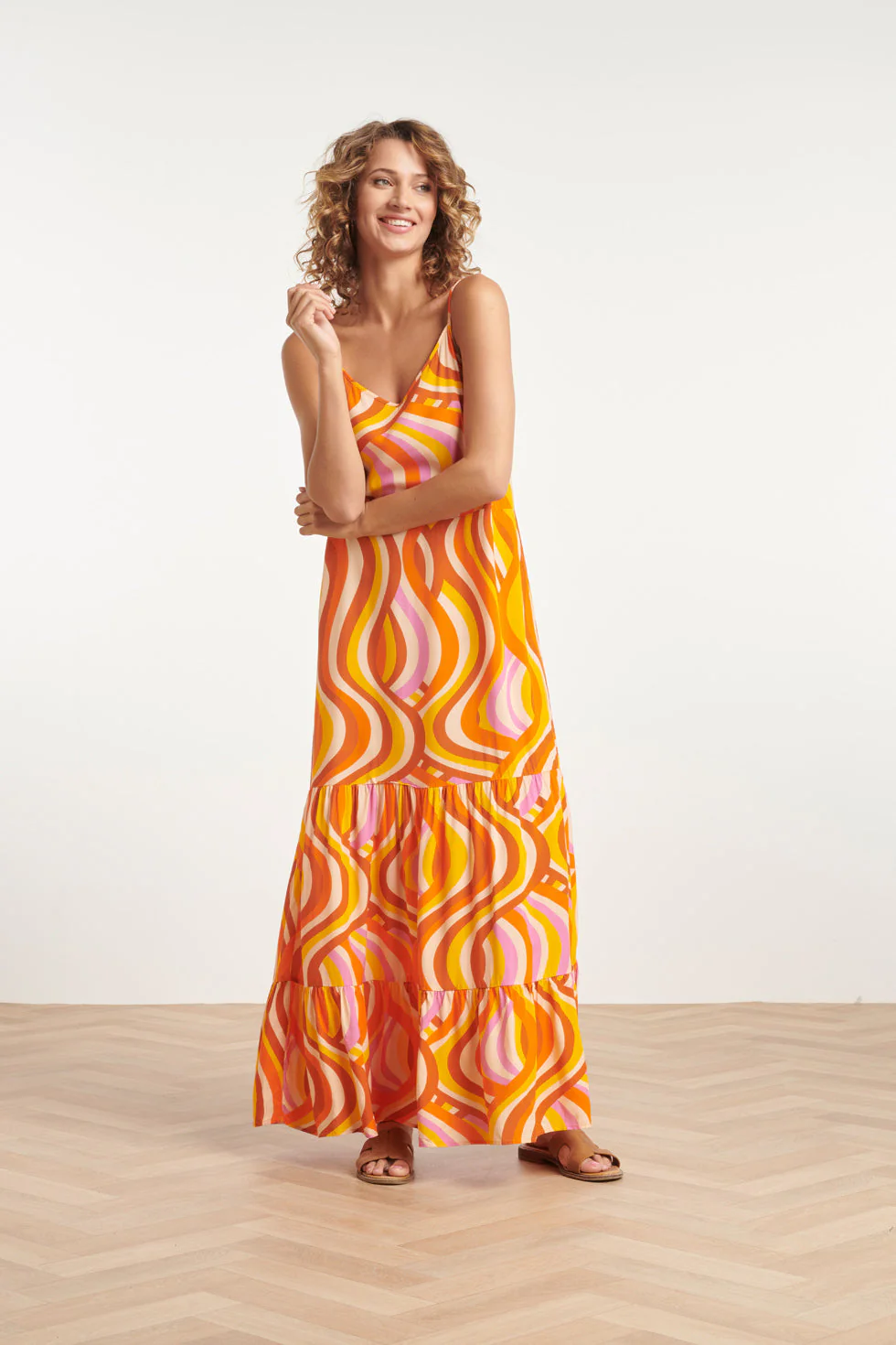 24011 Zomerse Spaghetti Jurk Met Retro Print | Orange - Muticolour - Image 3