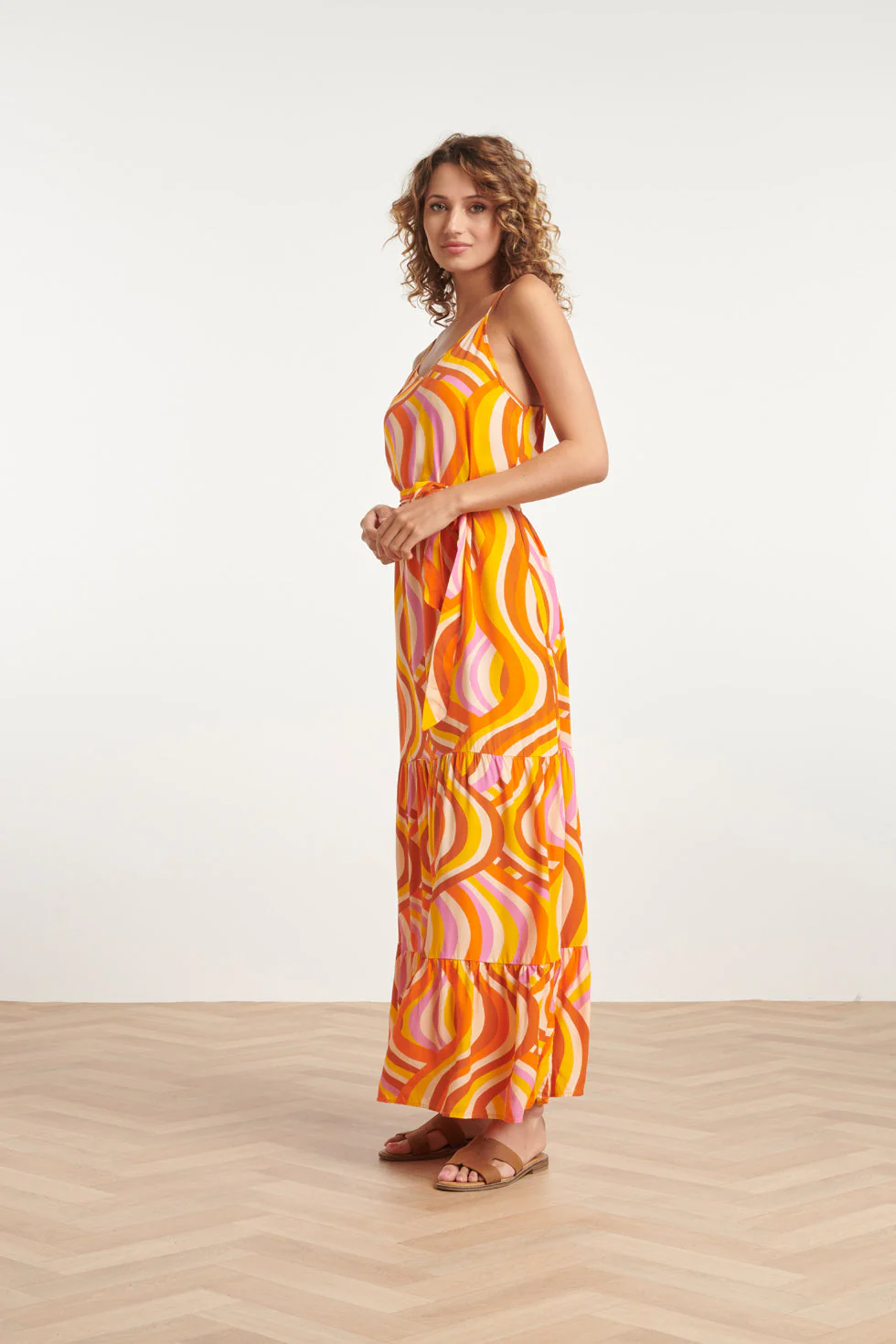 24011 Zomerse Spaghetti Jurk Met Retro Print | Orange - Muticolour - Image 5