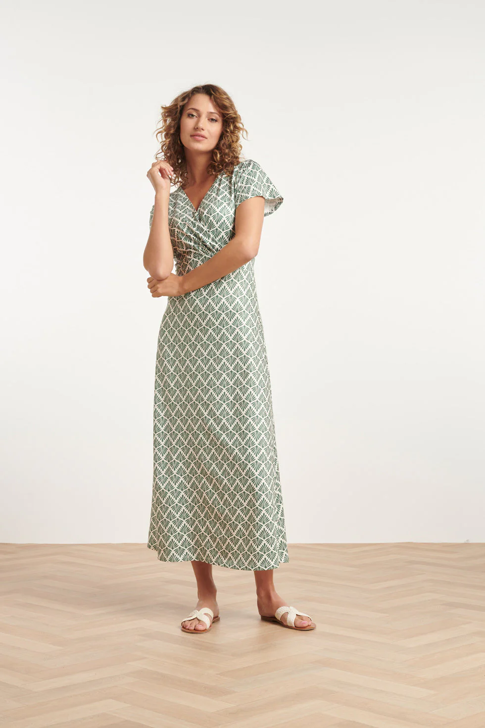 24032 Stretch Maxi Jurk Met Ornament Print | Army - Off White - Image 3