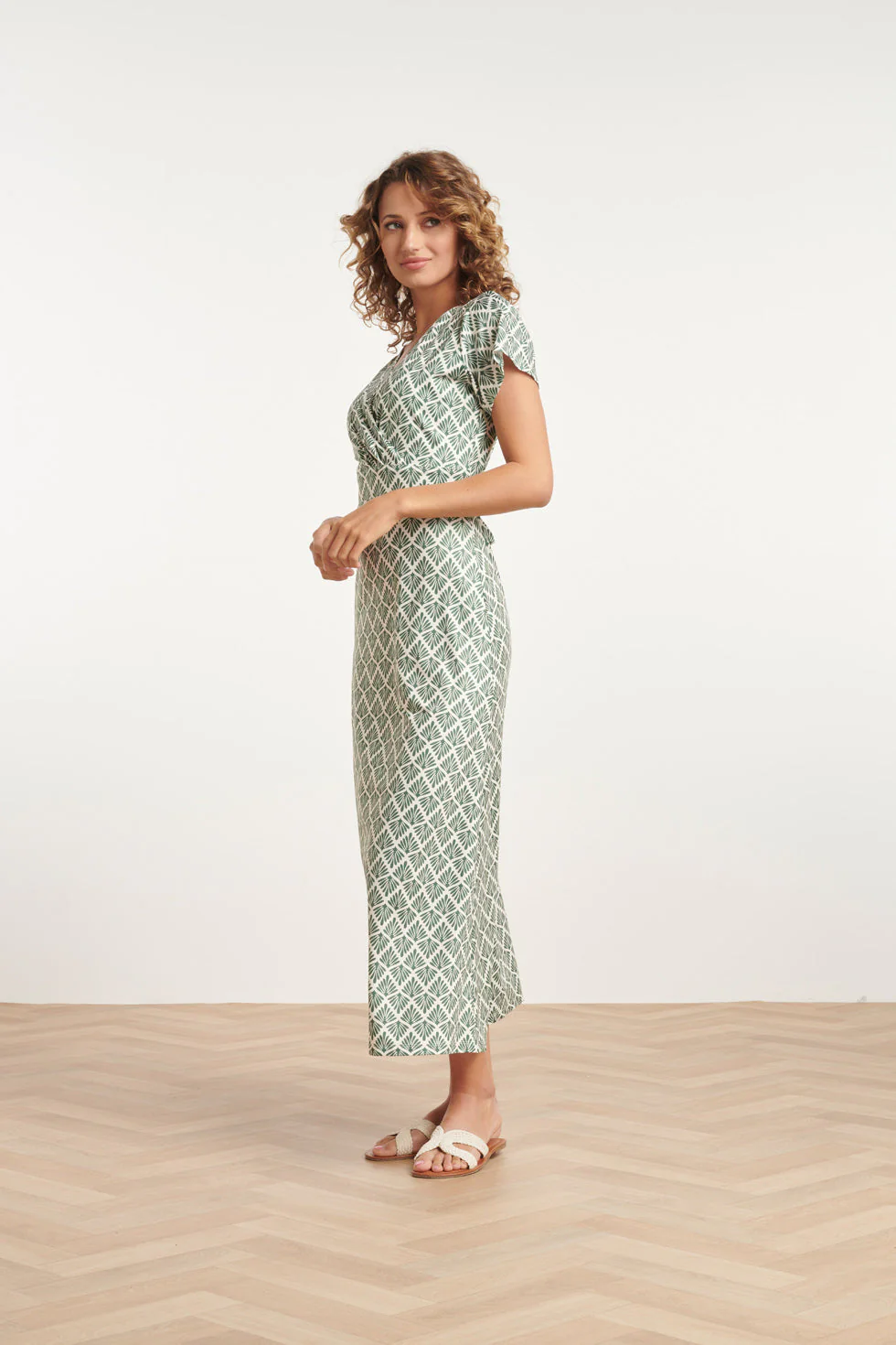 24032 Stretch Maxi Jurk Met Ornament Print | Army - Off White - Image 4