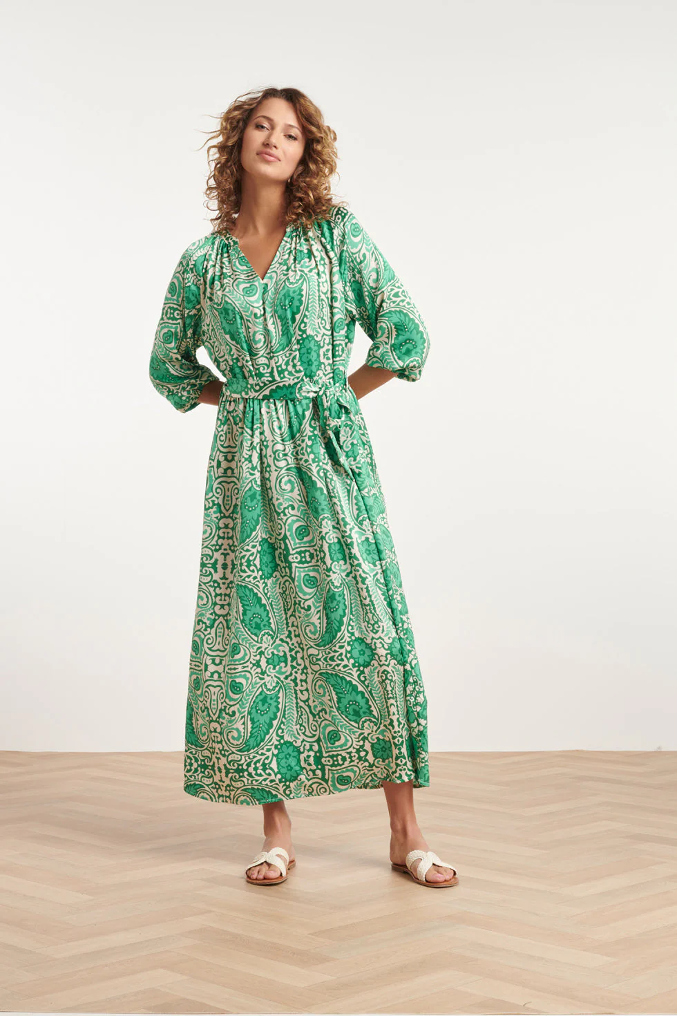 24040 Satijnachtige Maxi Jurk | Off White - Green - Image 3