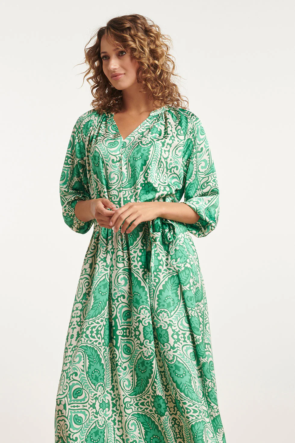 24040 Satijnachtige Maxi Jurk | Off White - Green - Image 4