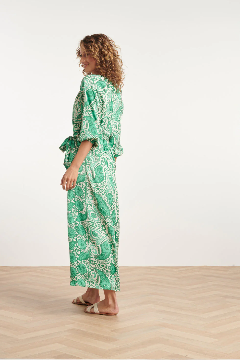 24040 Satijnachtige Maxi Jurk | Off White - Green - Image 5