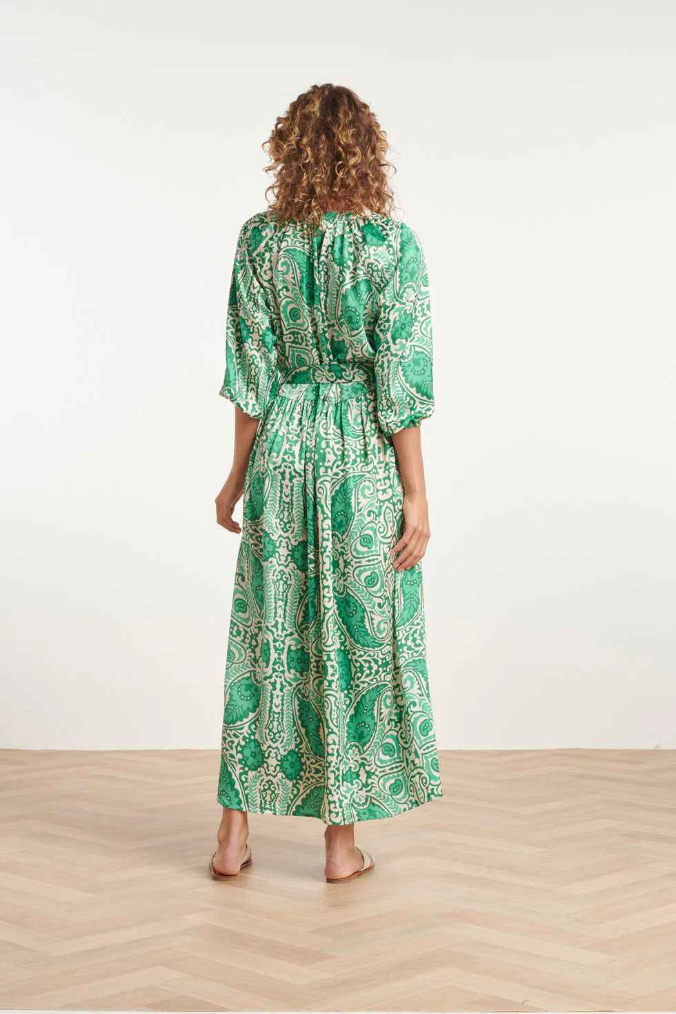 24040 Satijnachtige Maxi Jurk | Off White - Green - Image 6