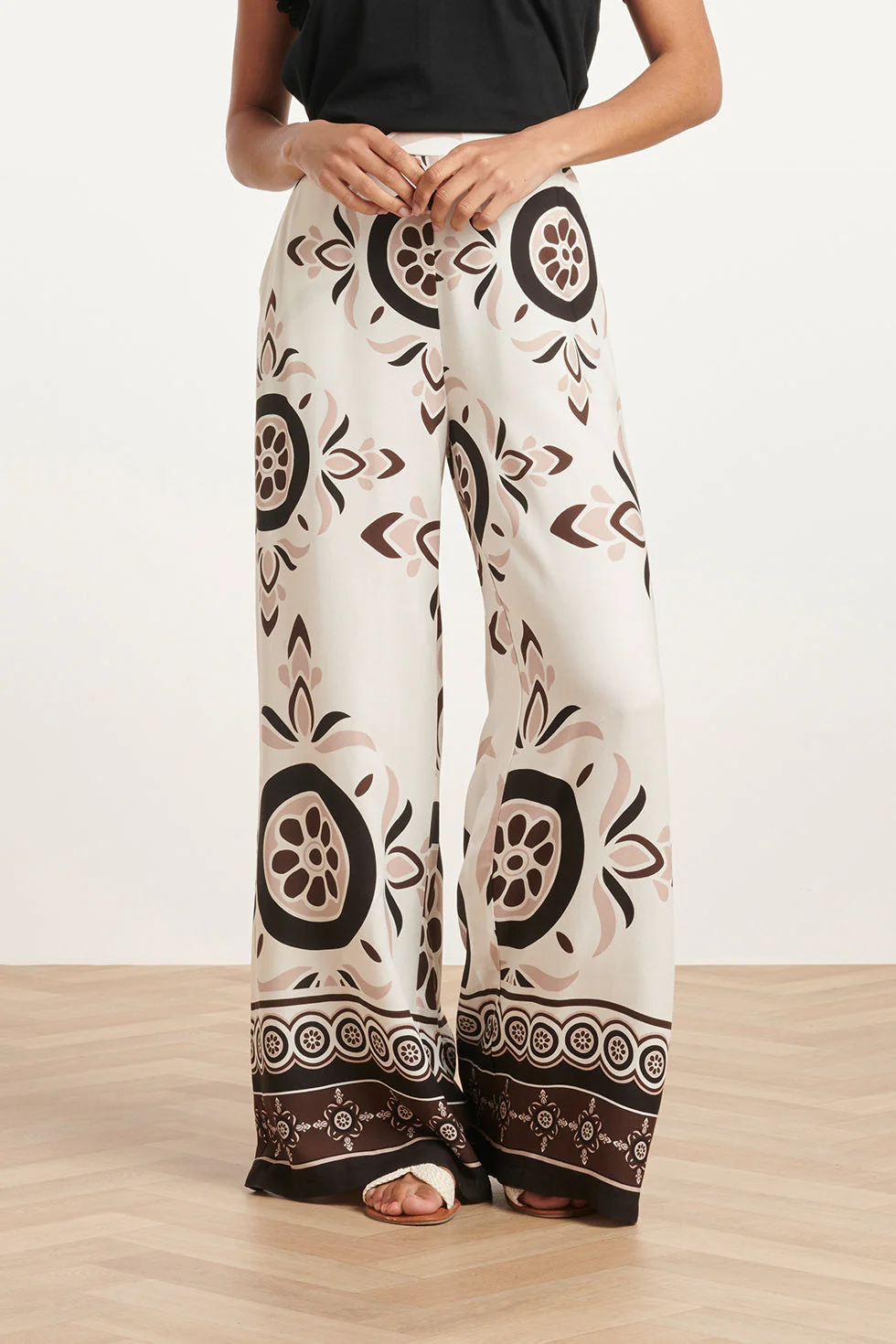 24056 Lang Flowy Broek Met Ornamentprint | White - Sand - Image 3