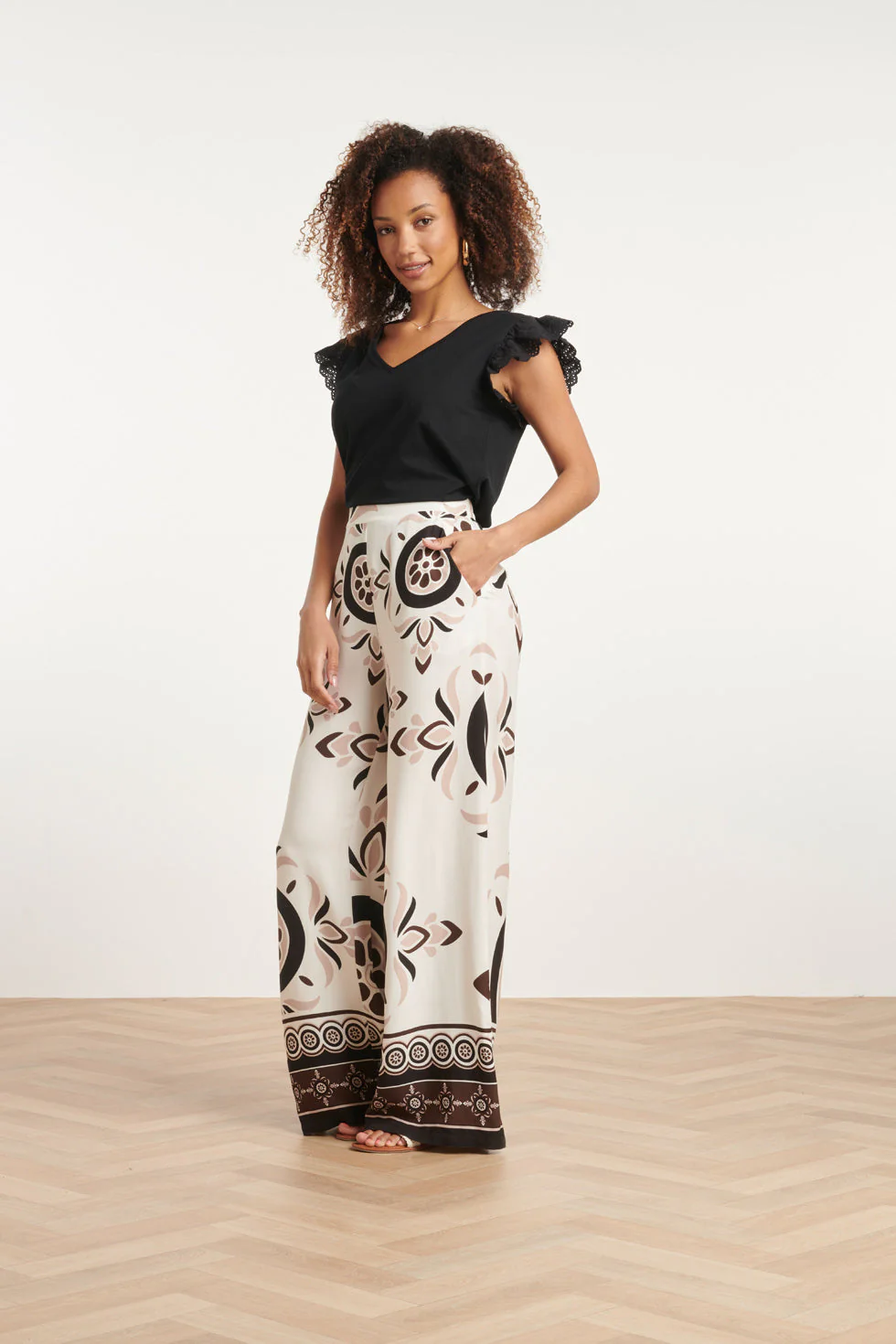 24056 Lang Flowy Broek Met Ornamentprint | White - Sand - Image 4