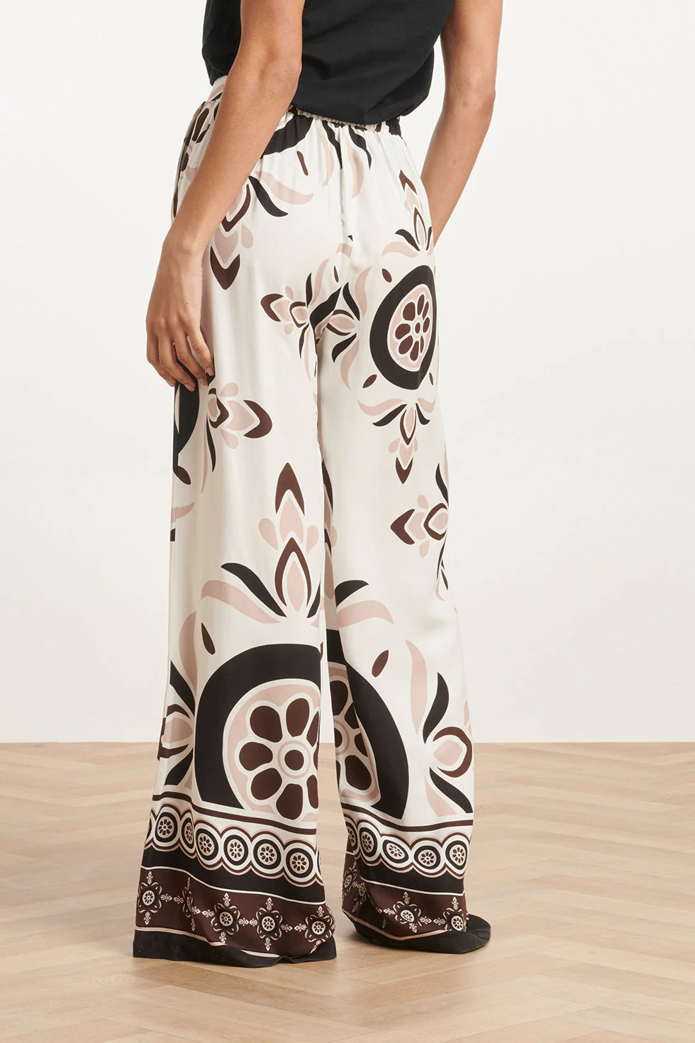 24056 Lang Flowy Broek Met Ornamentprint | White - Sand - Image 5