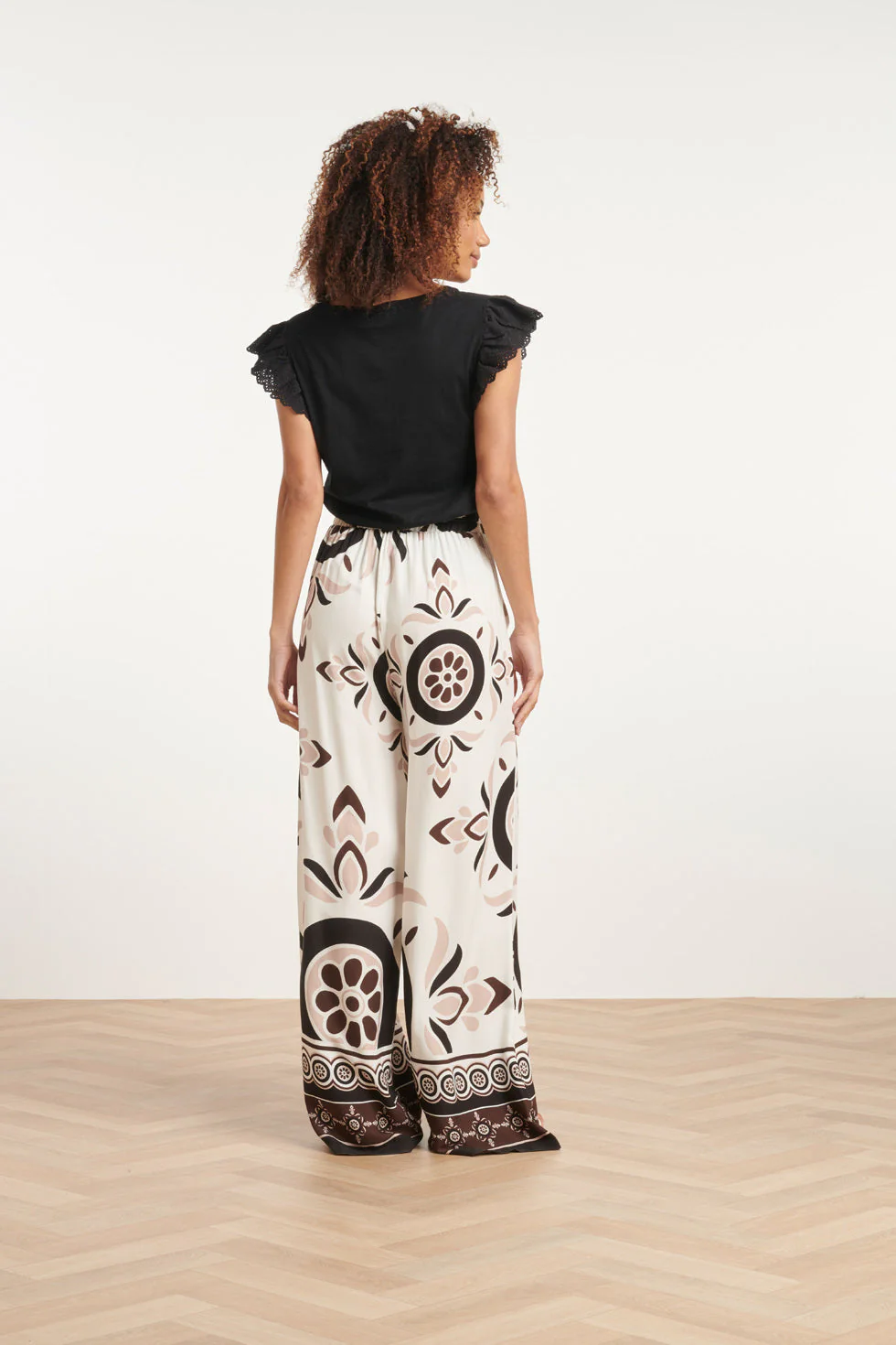 24056 Lang Flowy Broek Met Ornamentprint | White - Sand - Image 6