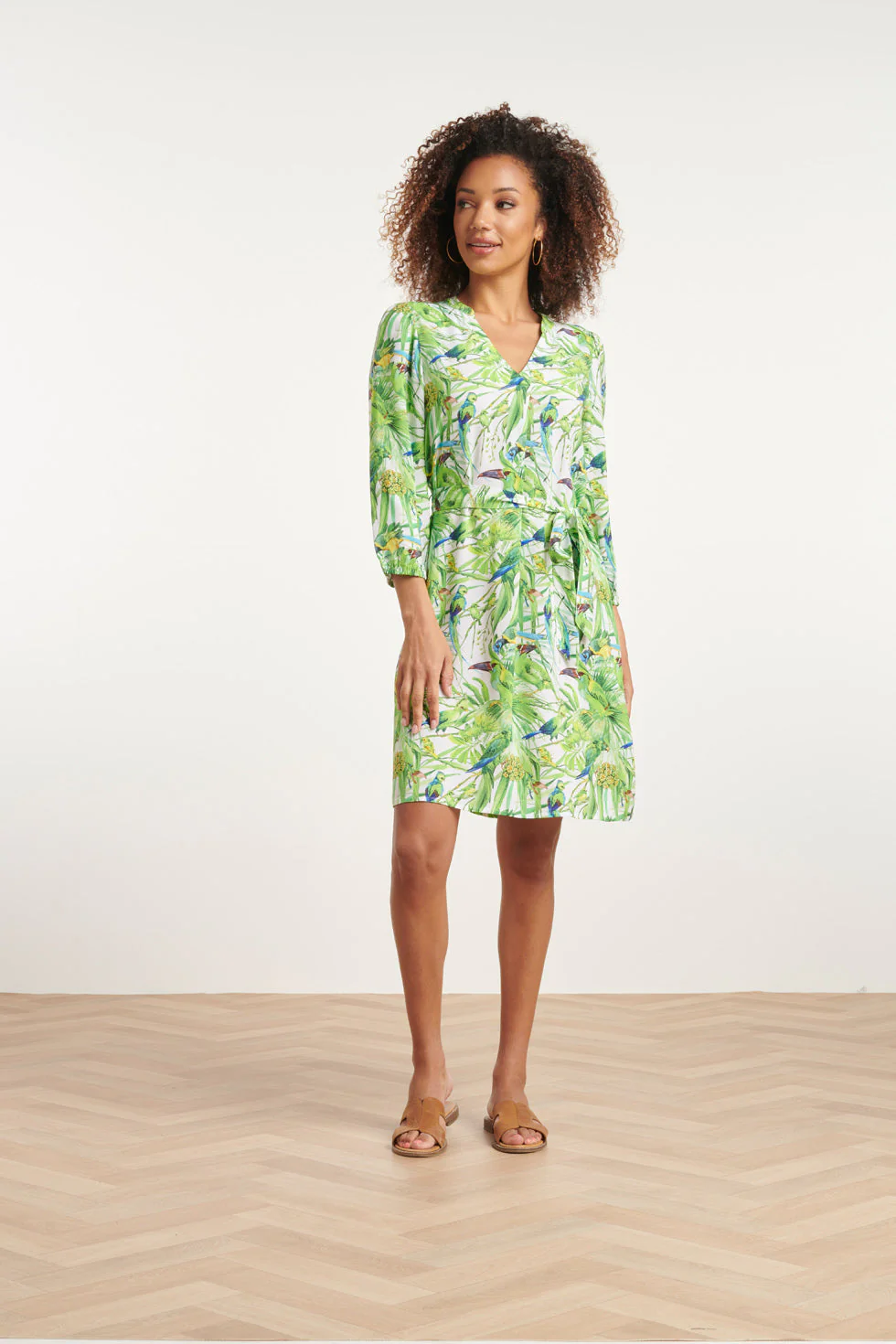 24058 Bird Print Jurk Met V-Hals | White - Light Green - Image 3