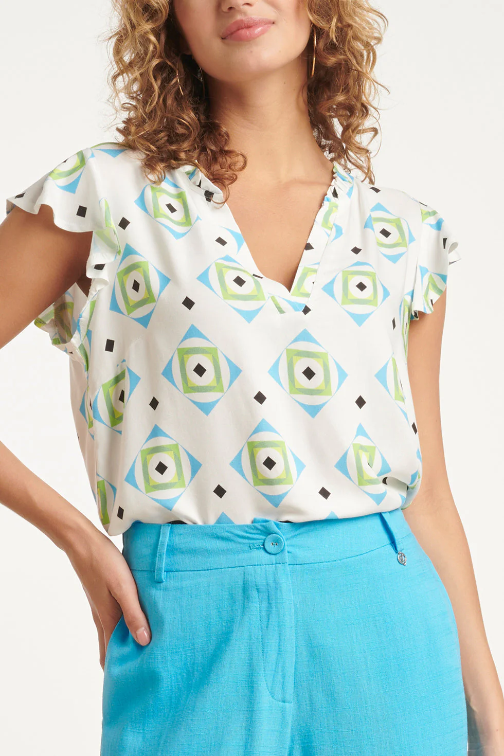 24071 Zomerse Top Met V-Halsspeelse Frill Mouwen | White - Muticolour - Image 3