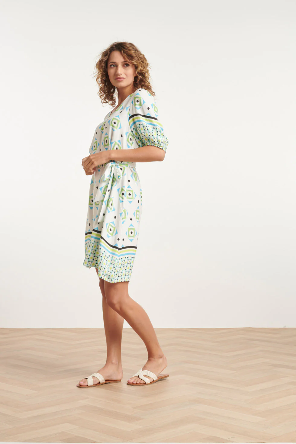 24072 Zomerjurk Met Korte Pofmouwenv-Hals | White - Muticolour - Image 3