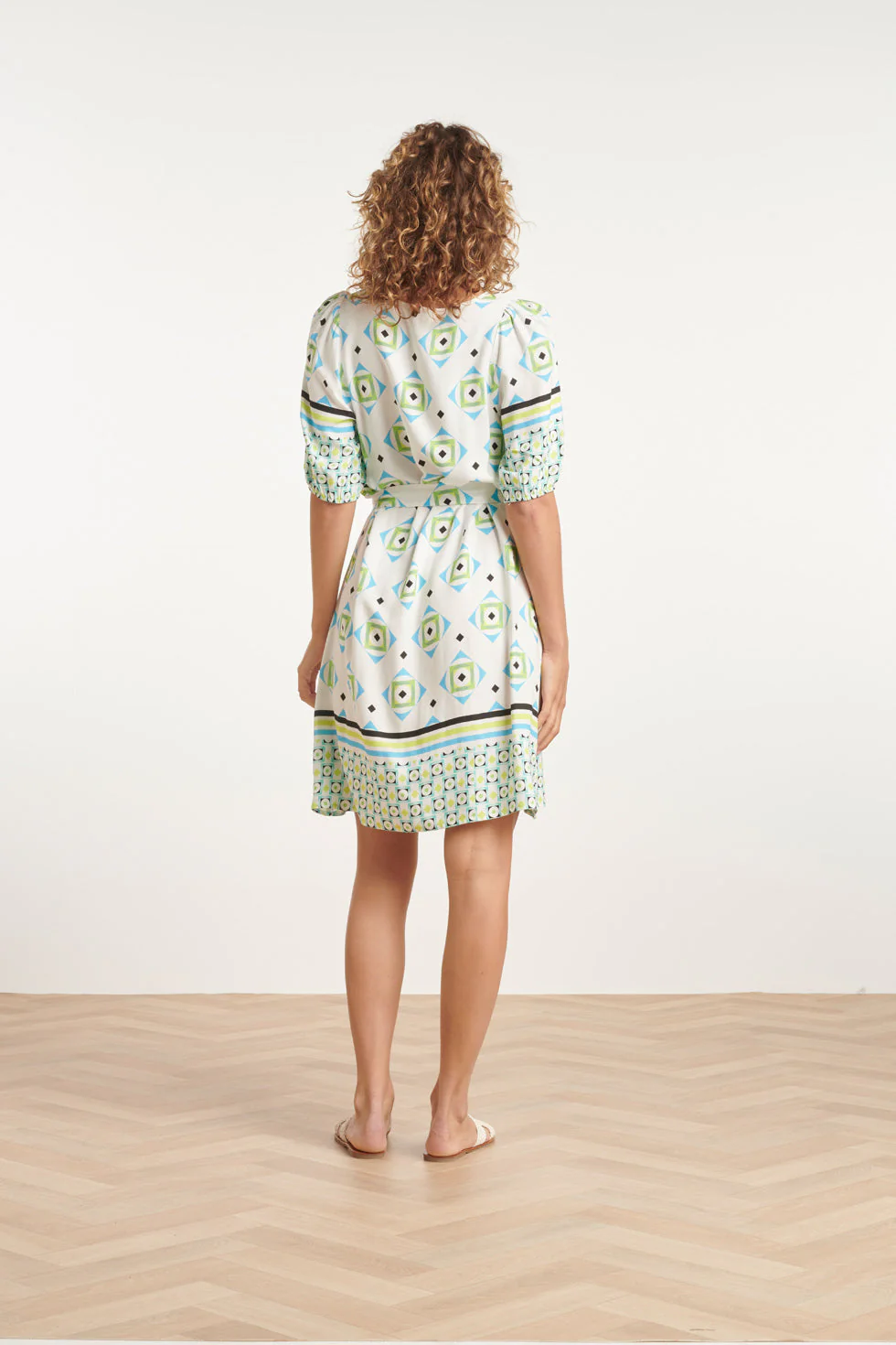 24072 Zomerjurk Met Korte Pofmouwenv-Hals | White - Muticolour - Image 6