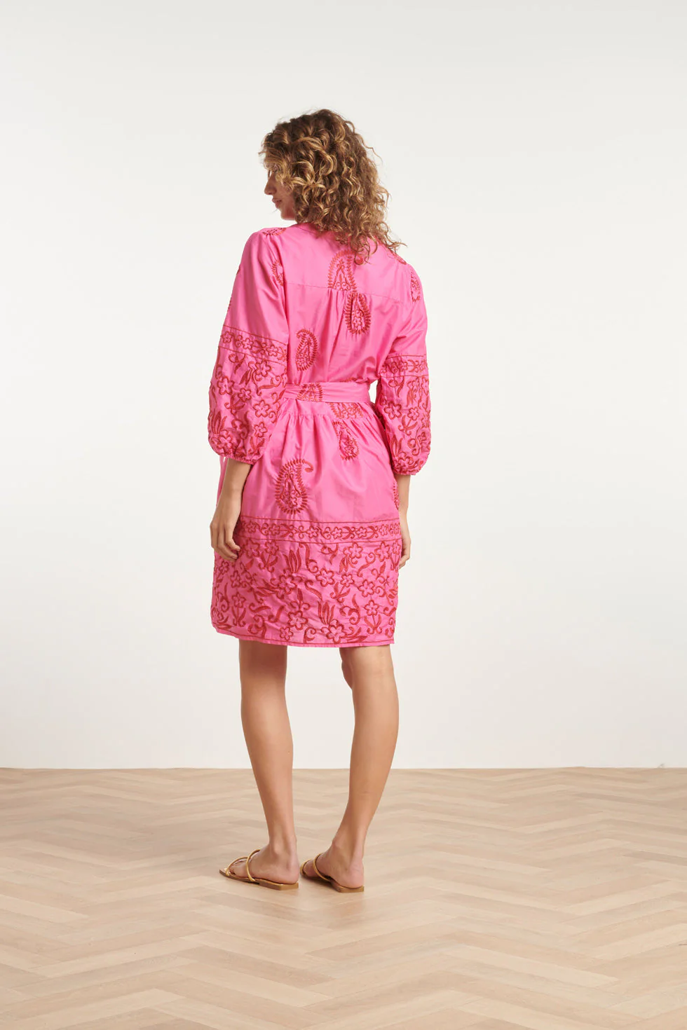24077 Fuchsia Zomerjurk Met Paisley Borduurwerk | Pink - Red - Image 5