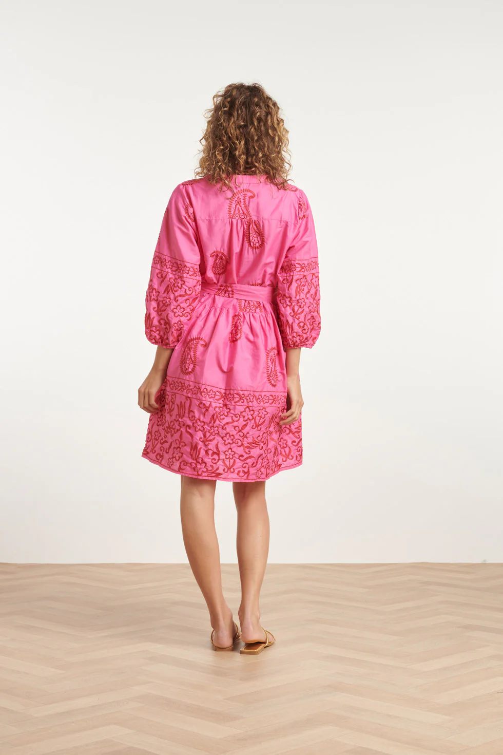 24077 Fuchsia Zomerjurk Met Paisley Borduurwerk | Pink - Red - Image 6