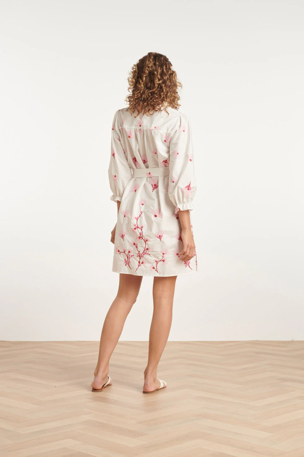 24081 Geborduurde Te Jurk Met Bloemmotief | White - Pink - Image 6