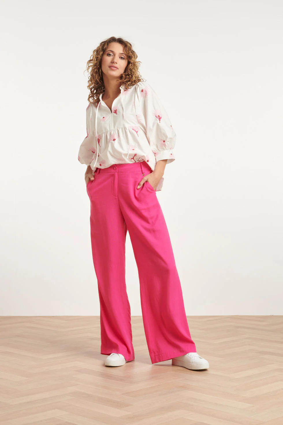 24082 Geborduurde Bloemen Top | White - Pink - Image 3