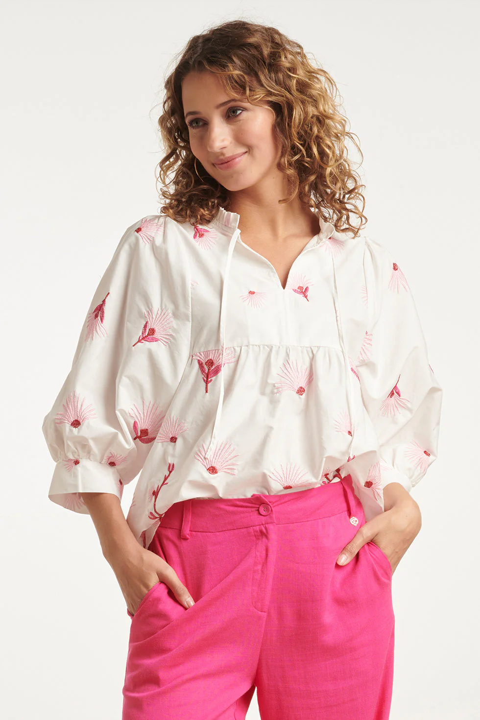24082 Geborduurde Bloemen Top | White - Pink - Image 4