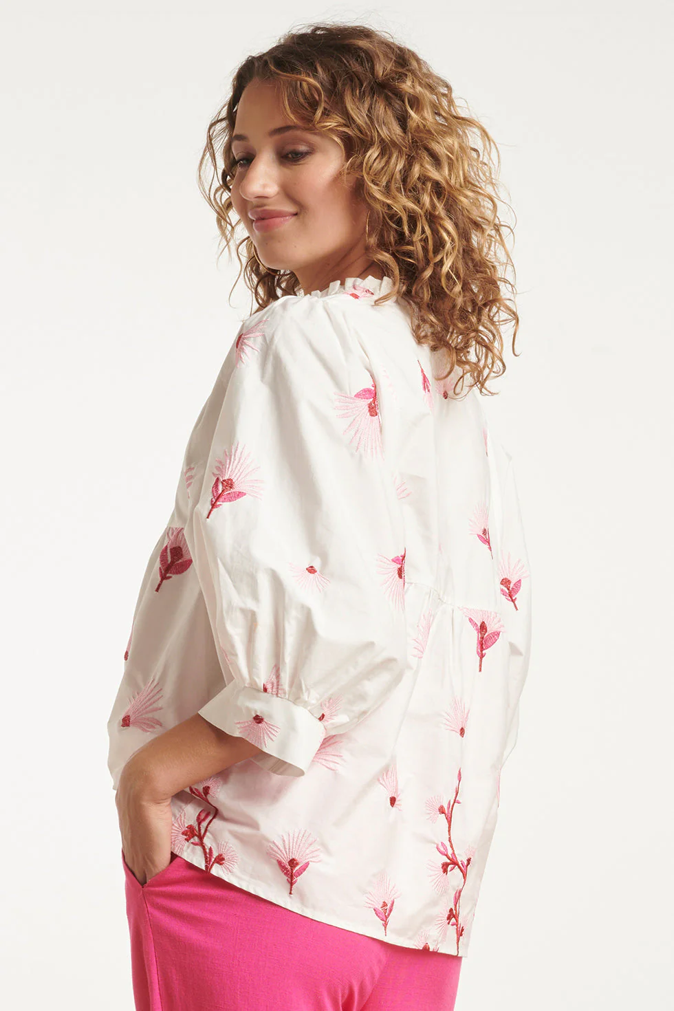24082 Geborduurde Bloemen Top | White - Pink - Image 5
