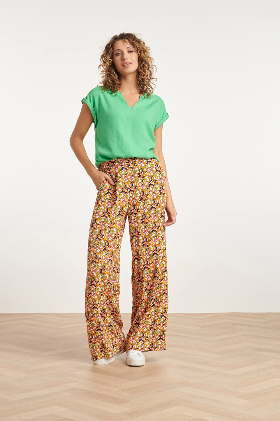 24086 Toplevendig Met V-Halsomslagmouwen | Green - Image 3