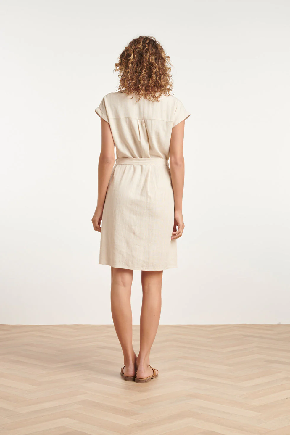 24087 Loose Linnen Jurk Met V-Halsriem | Sand - Image 6