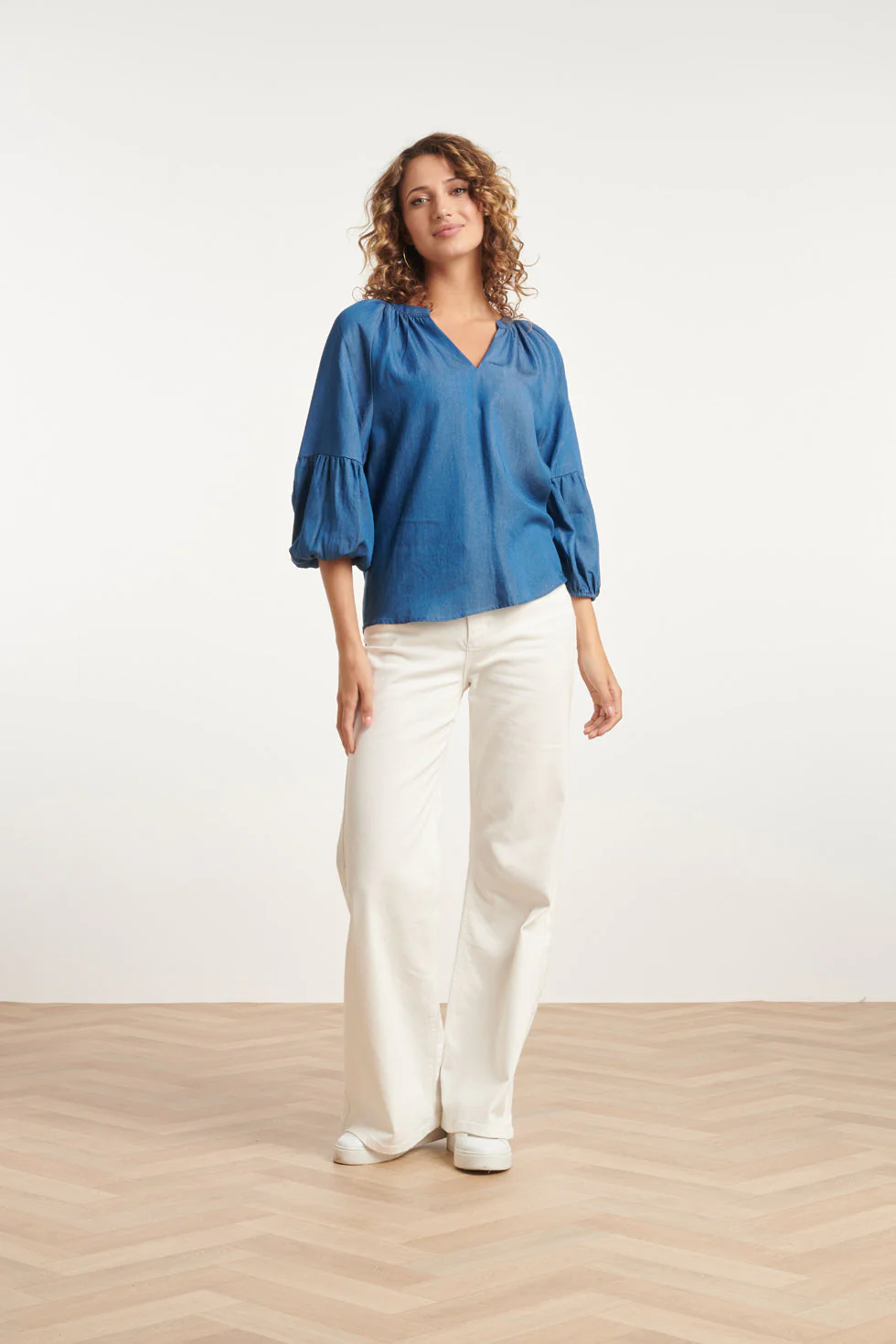 24095 Denim Look Top Met V-Halspofmouwen | Medium Blue Denim - Image 3