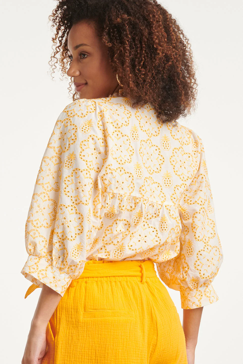 24107 Bloemen Top Met Brie Anglaisezonnig | White - Yellow - Image 5
