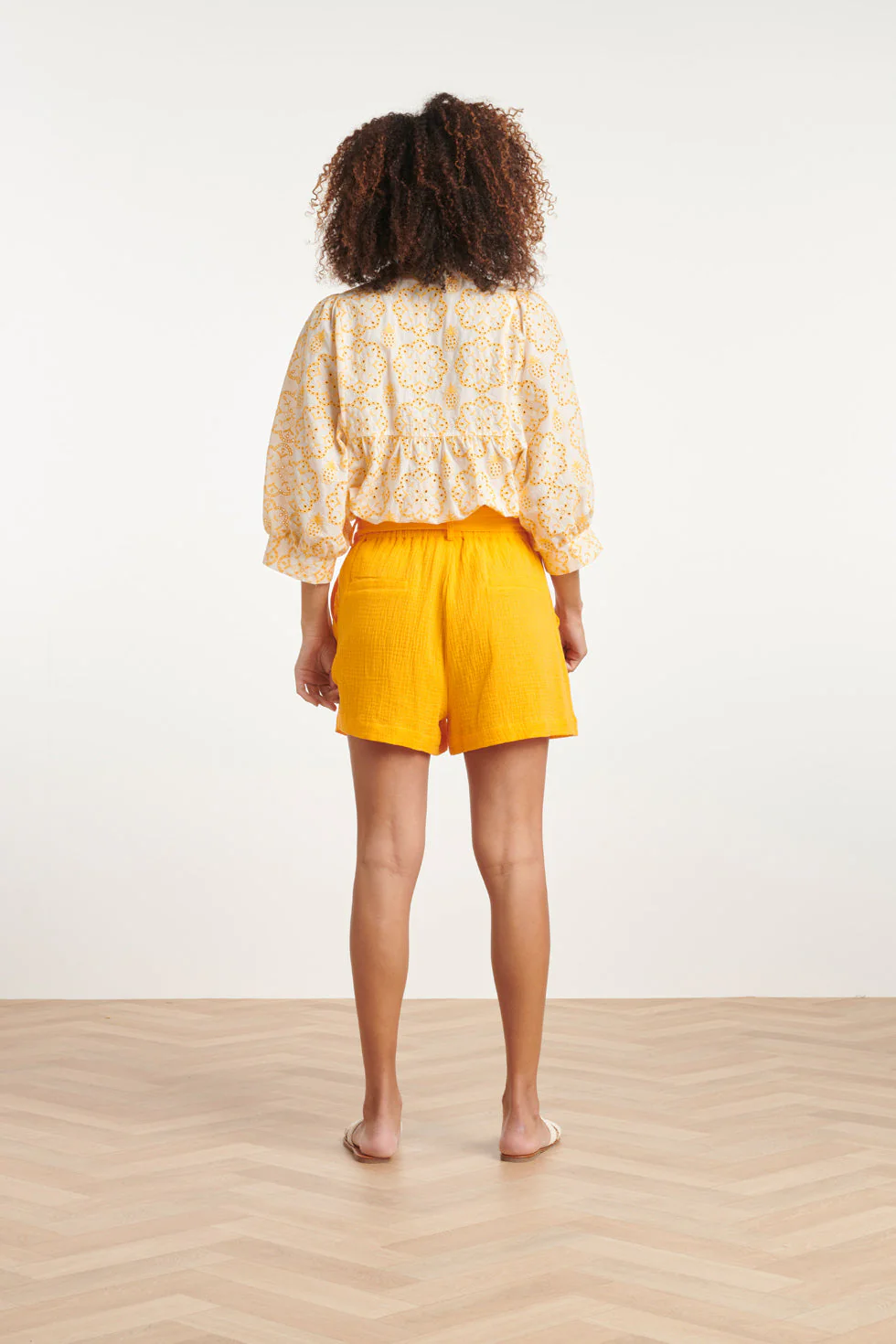 24107 Bloemen Top Met Brie Anglaisezonnig | White - Yellow - Image 6