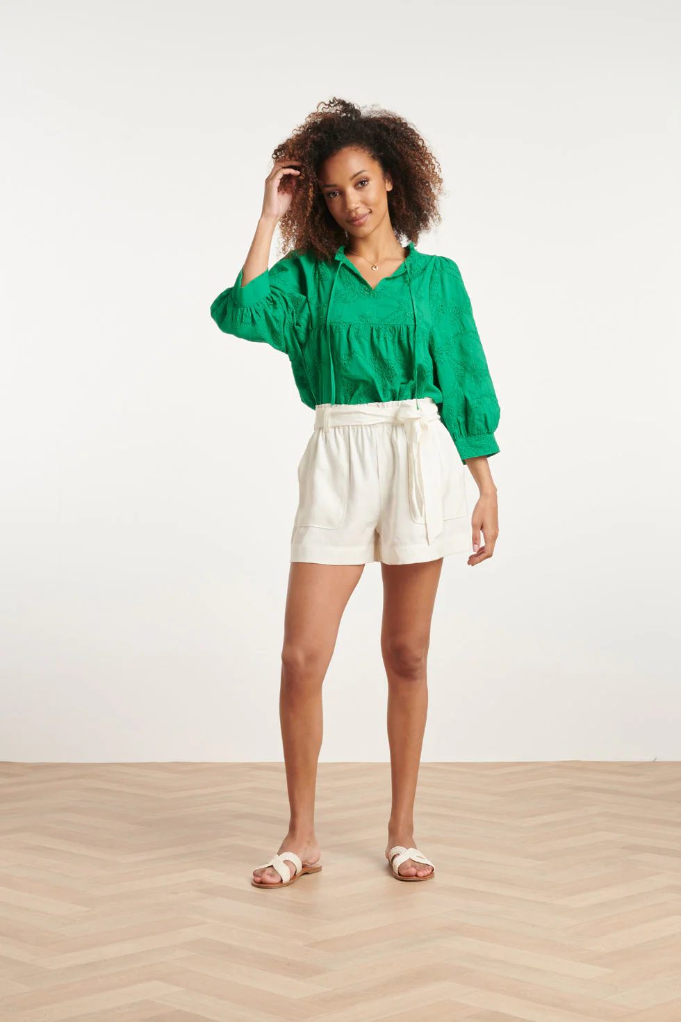 24112 Bloemen Geborduurde Top Emerald | Green - Image 3