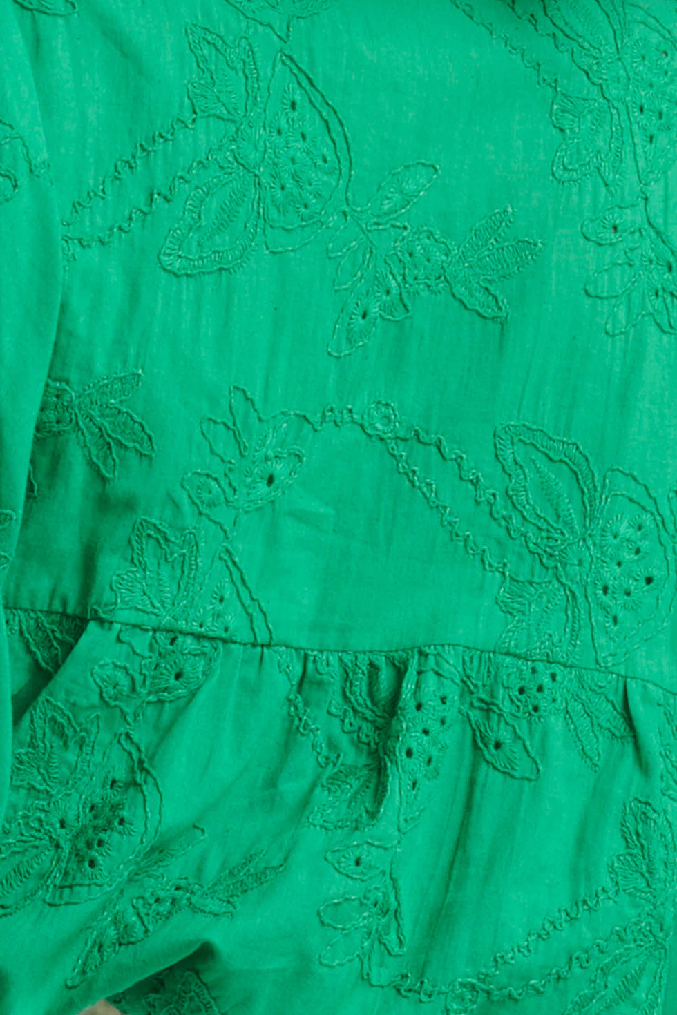 24112 Bloemen Geborduurde Top Emerald | Green - Image 9