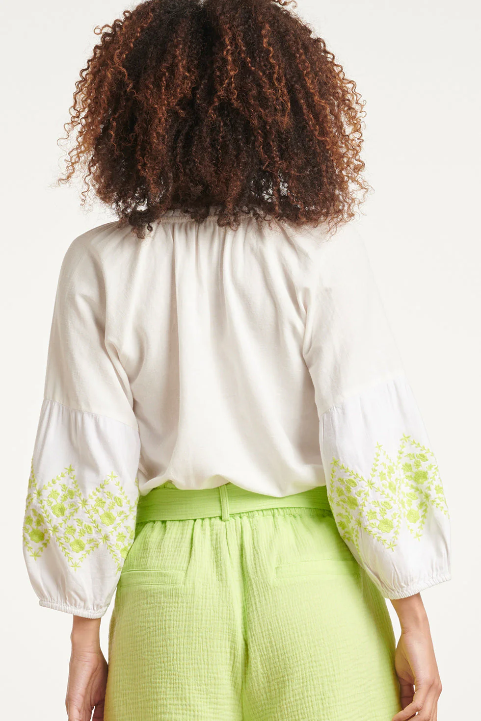 24129 Zachte Te Top Met Limoen  Bloemenborduurwerk | White - Lime - Image 6