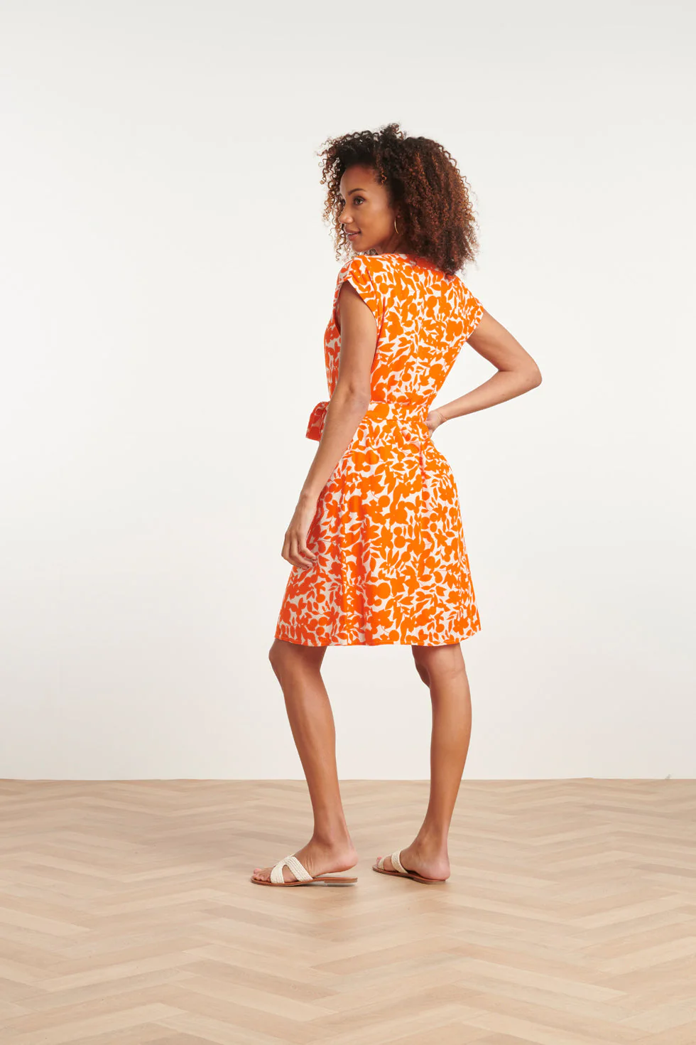 24137 Bladerprint Jurk | Off White - Orange - Image 5