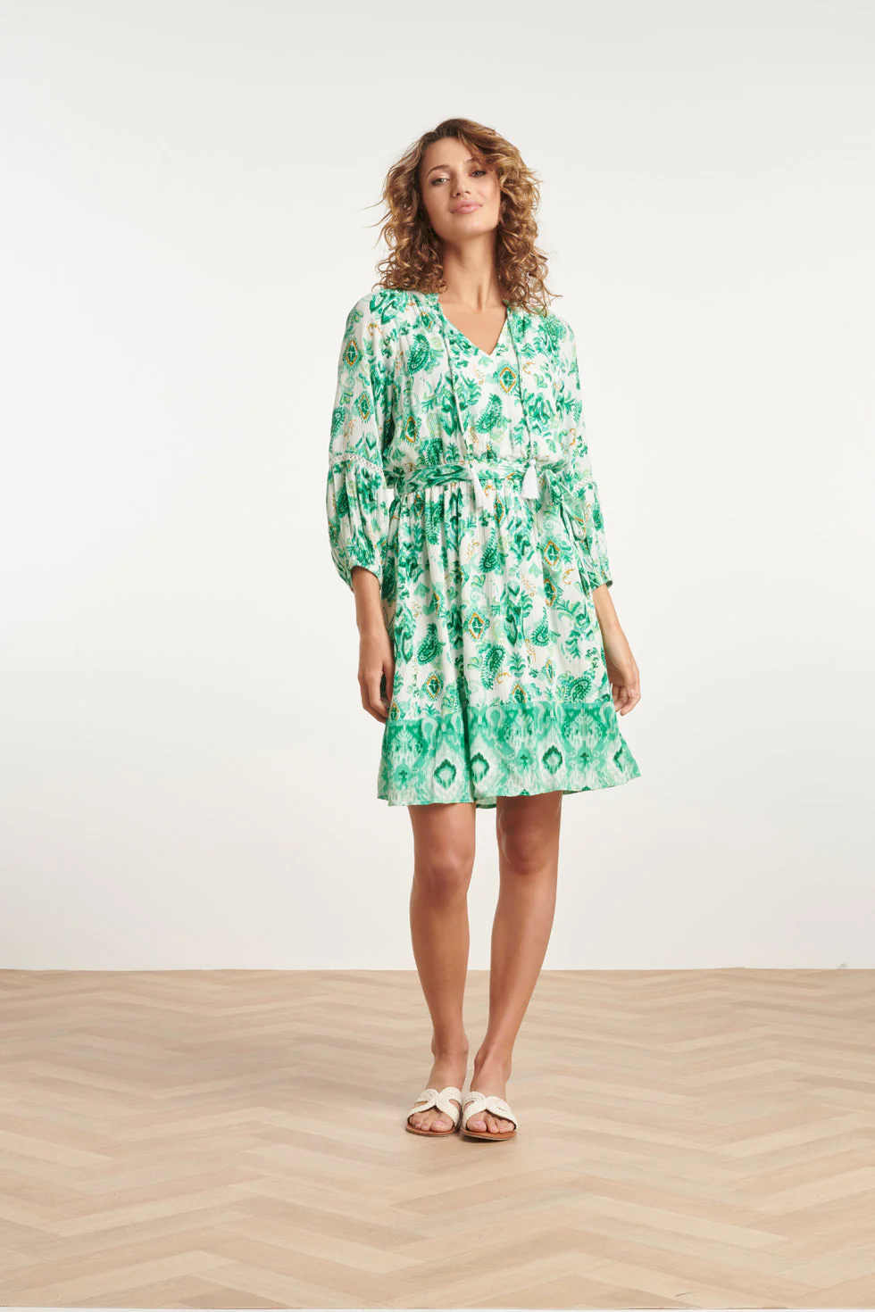 24140 Fris - Ornamentprint Jurk Met V-Hals | White - Muticolour - Image 3