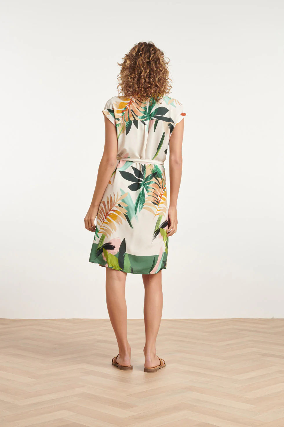 24144 Eenvoudige Klassieke Zomerjurk Met Tropische Bladerenprint | White - Muticolour - Image 6