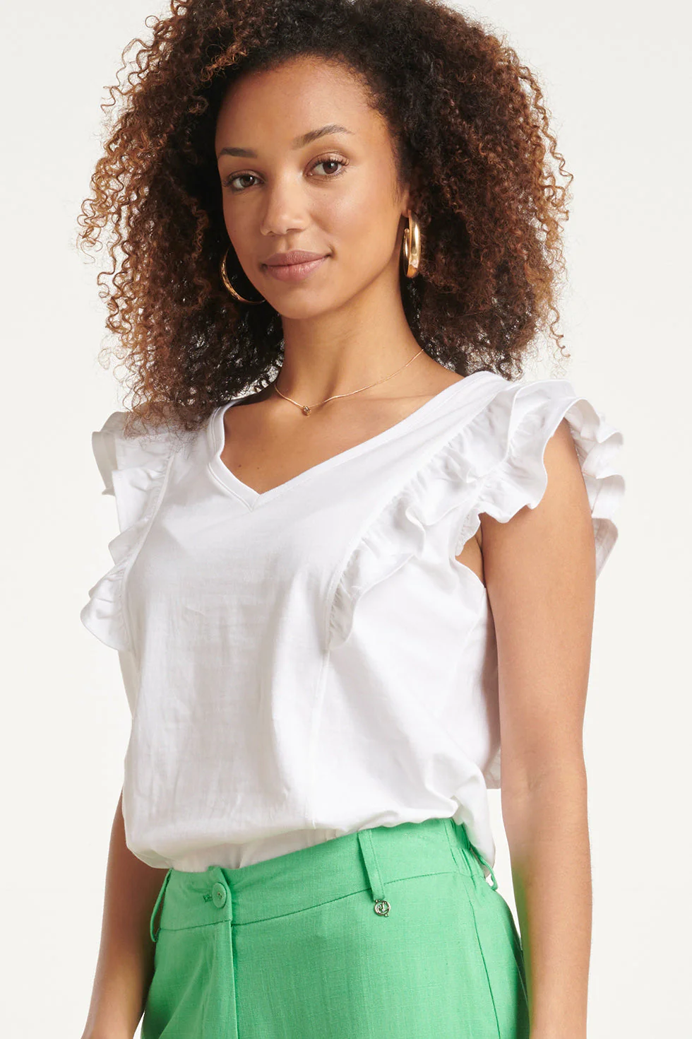 24171 Basic Te Top Met Speelse Dubbele Ruches | White