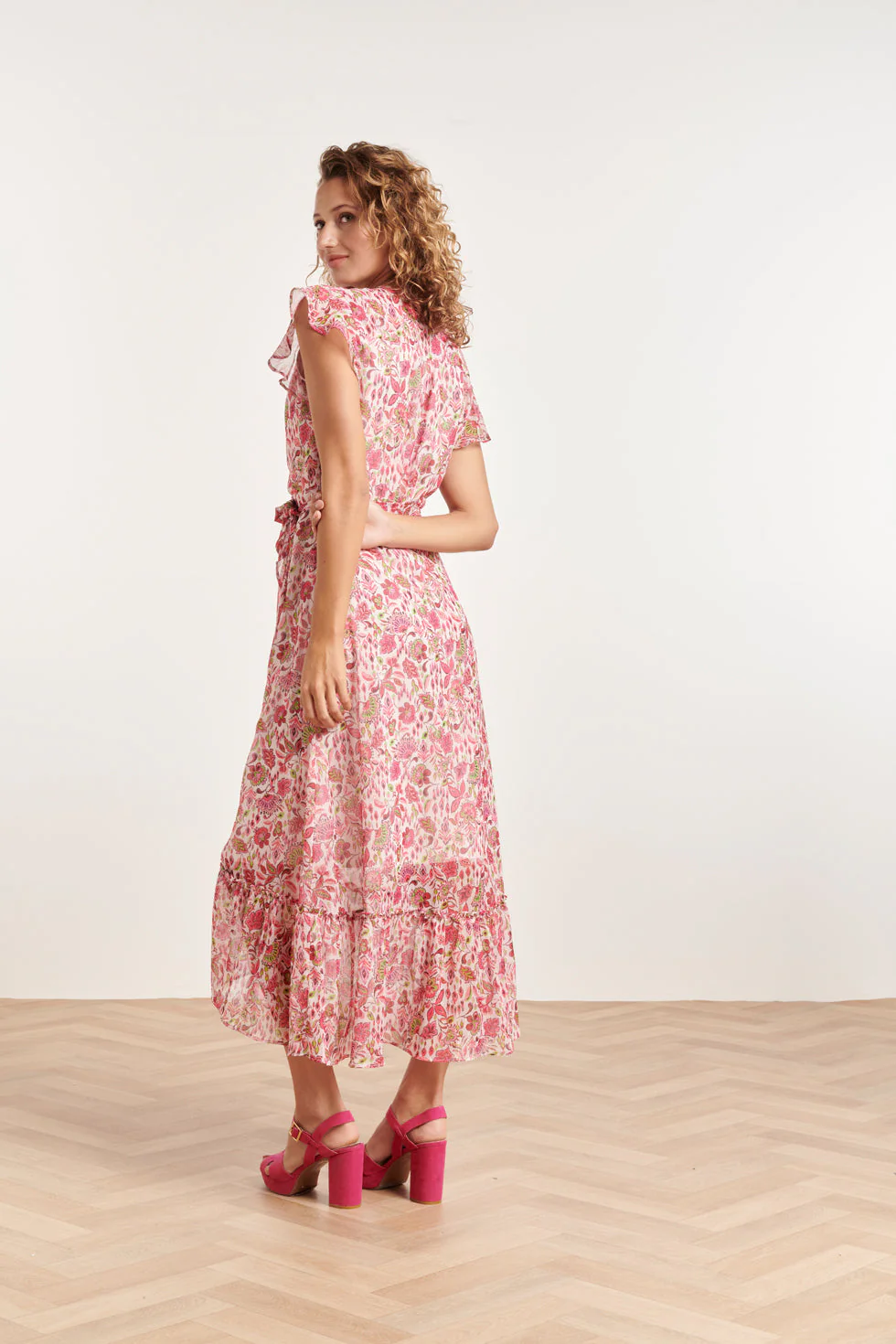 24307 Wikkelstijl Maxi Jurk Van Chiffon Met Fuchsialime Bloemenprint | White - Muticolour - Image 5