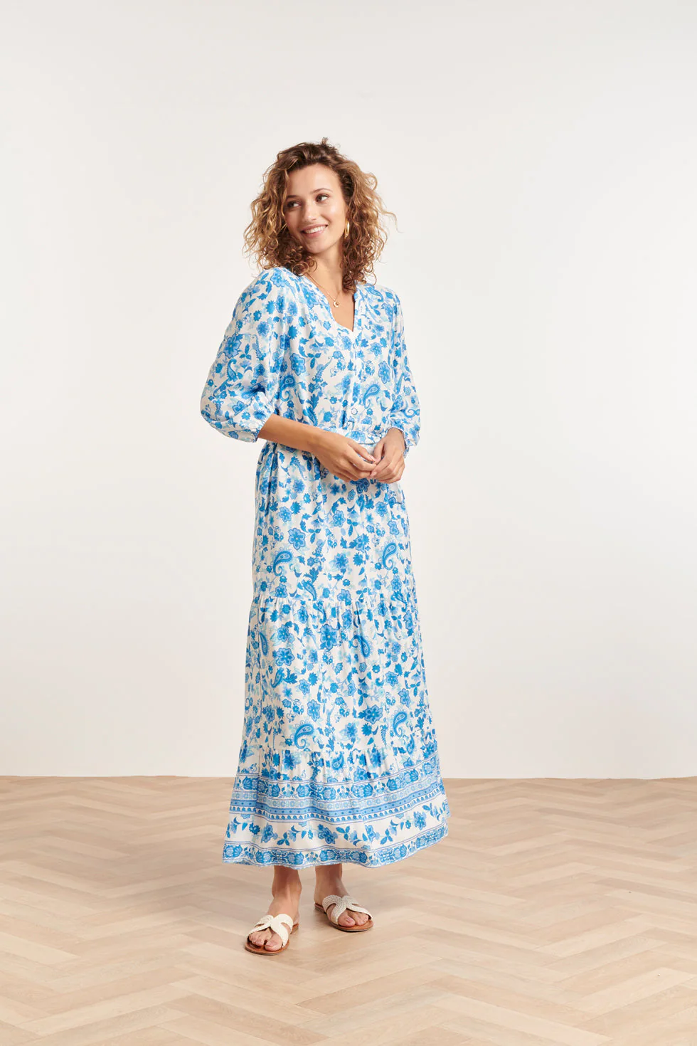 24314 Prachtige  Bloemen Paisley Maxi Jurk | White - Blue - Image 3