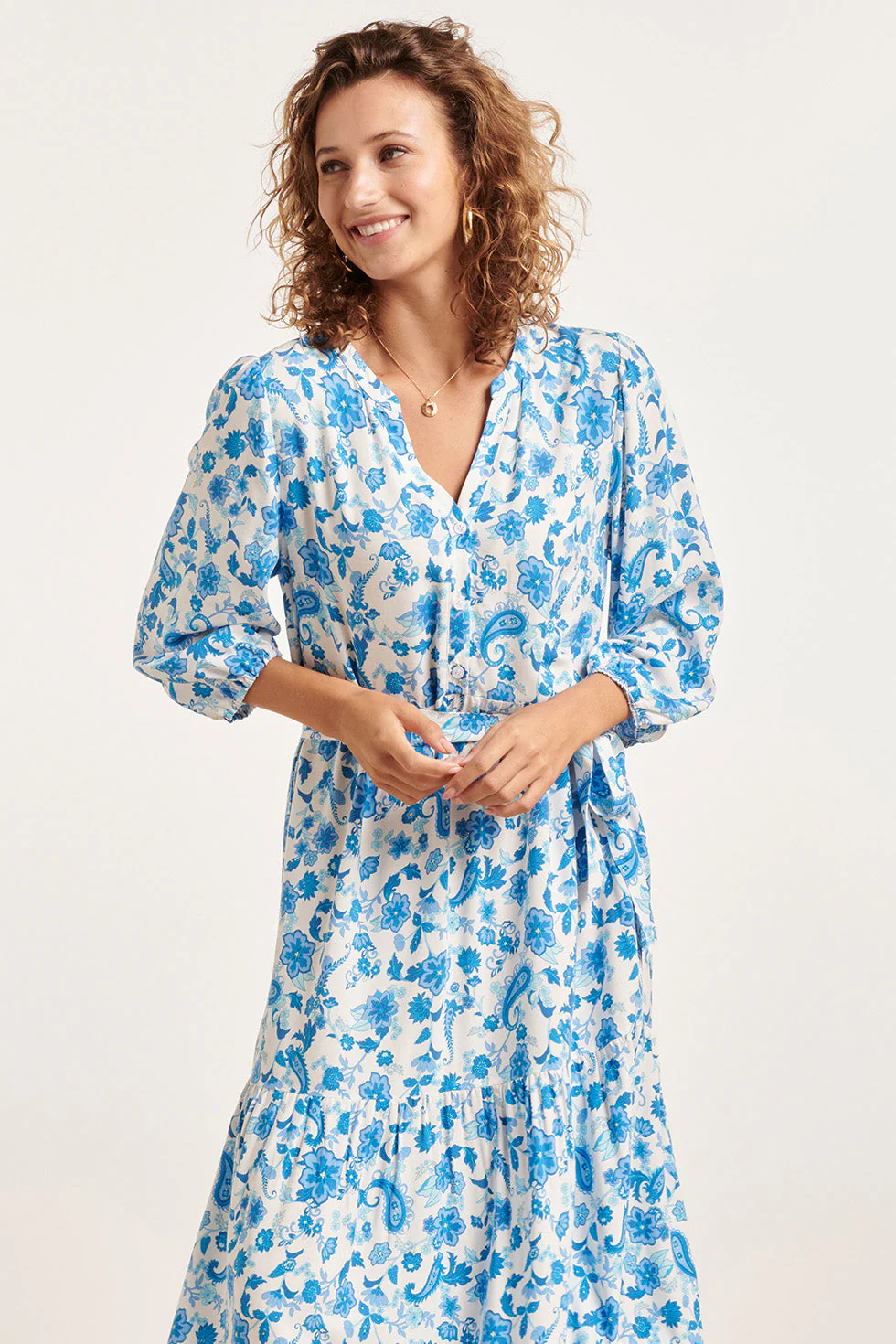 24314 Prachtige  Bloemen Paisley Maxi Jurk | White - Blue - Image 4