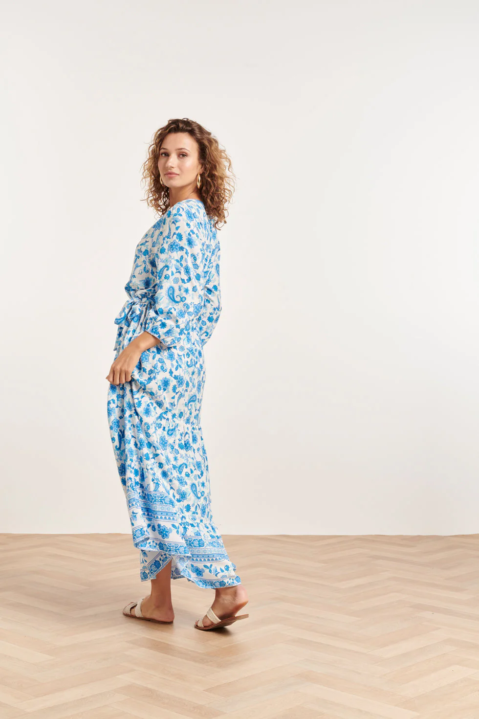 24314 Prachtige  Bloemen Paisley Maxi Jurk | White - Blue - Image 5