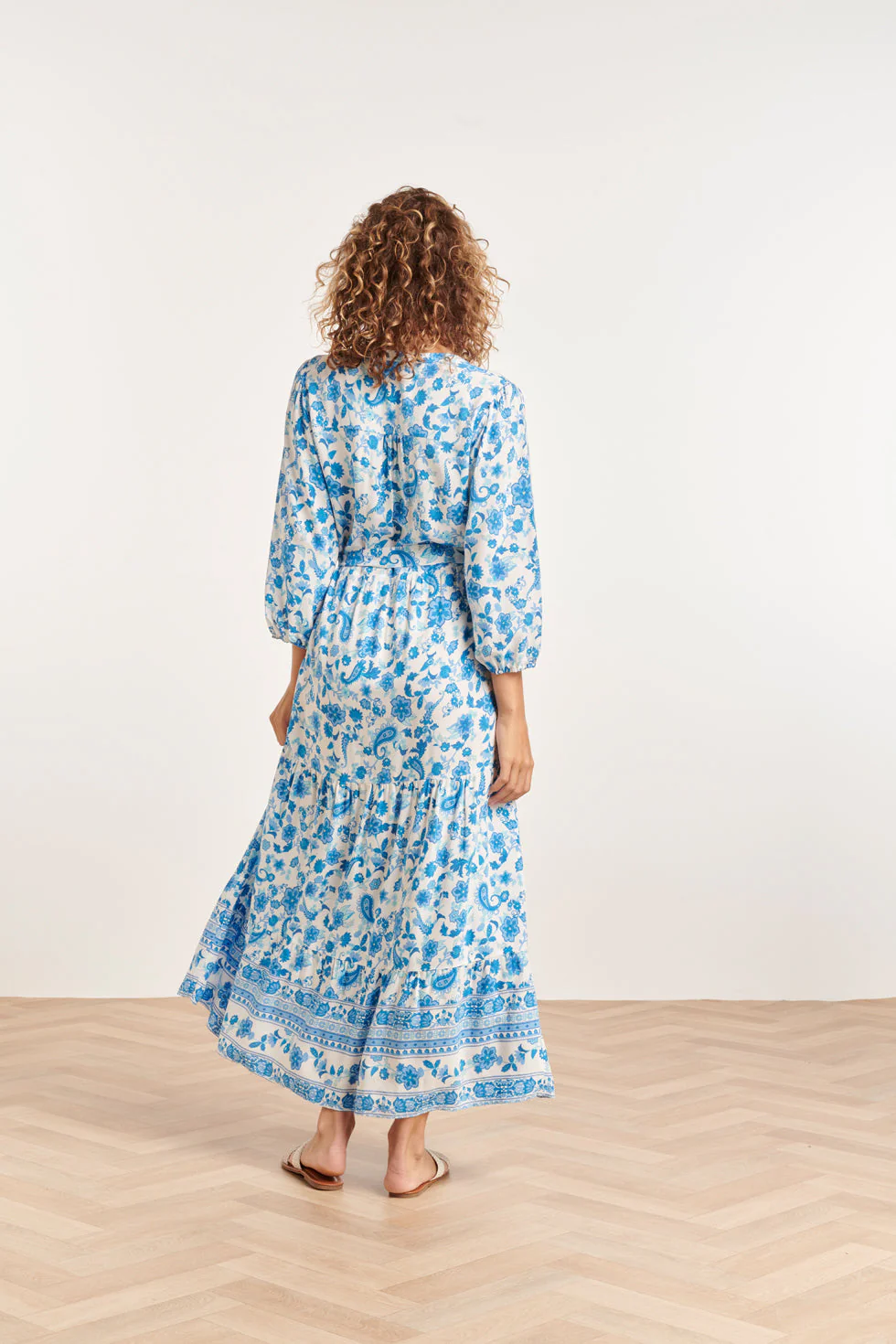 24314 Prachtige  Bloemen Paisley Maxi Jurk | White - Blue - Image 6