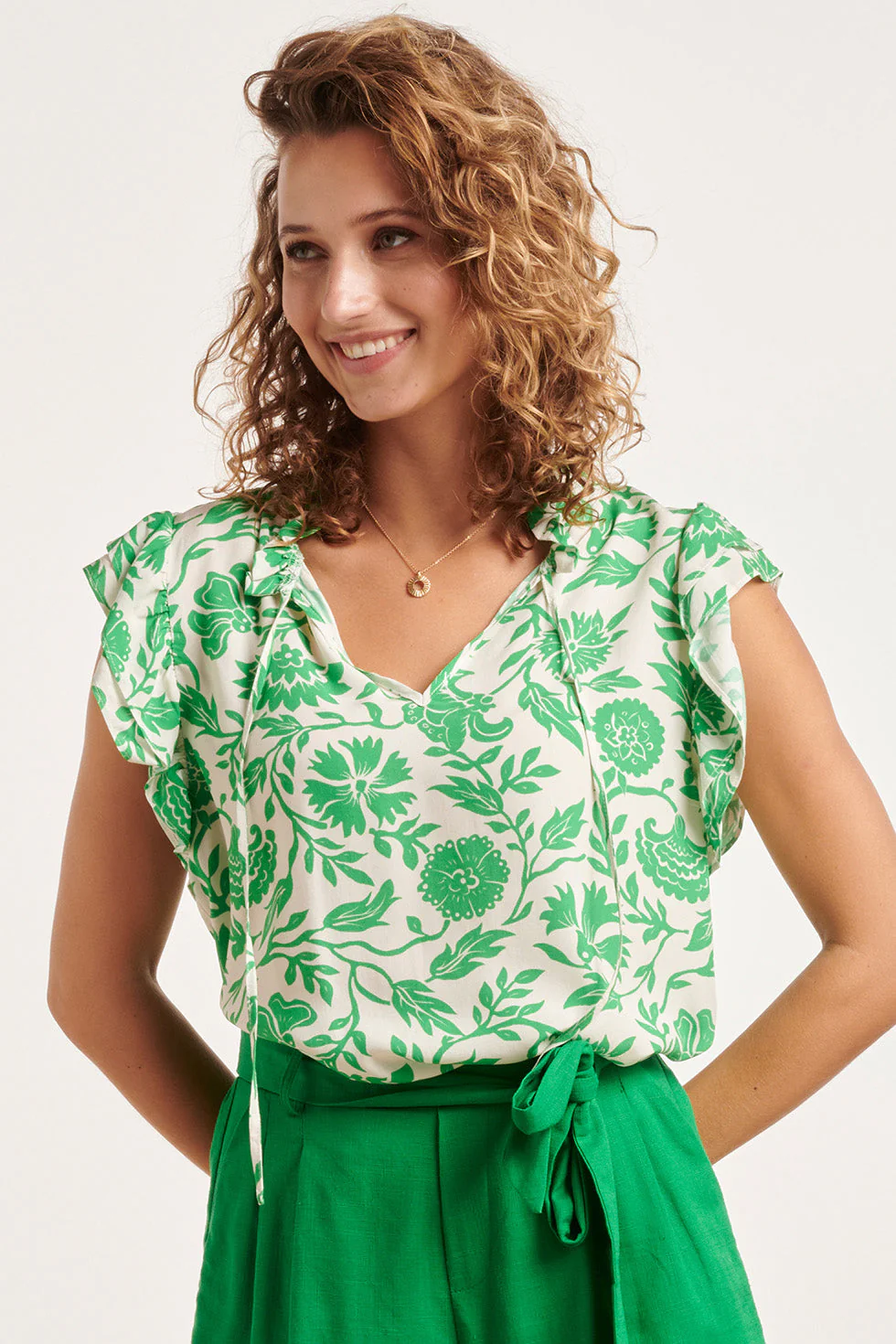 24319 Zomerse Levendige Bloemen Top | White - Green - Image 4
