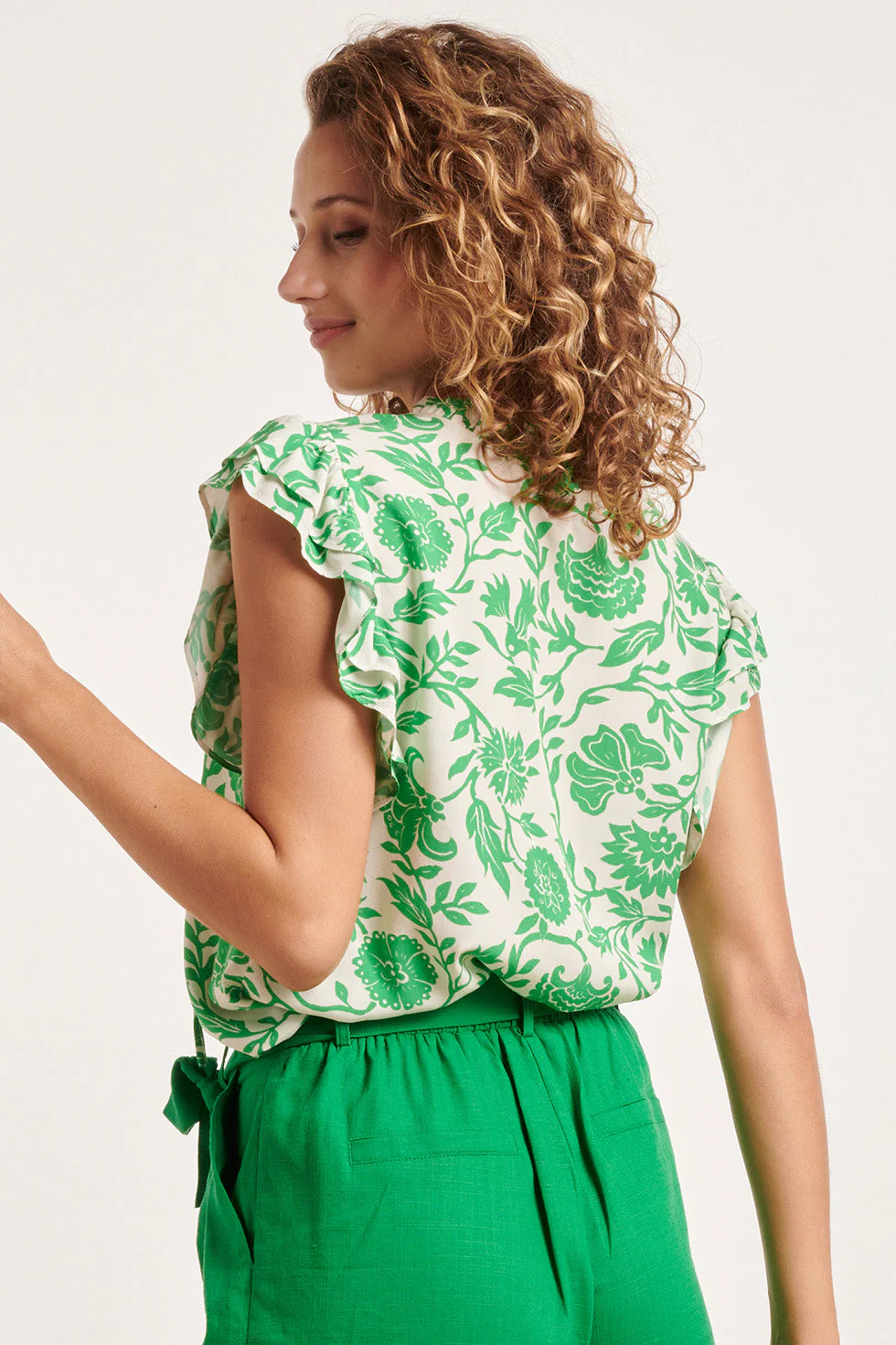 24319 Zomerse Levendige Bloemen Top | White - Green - Image 5