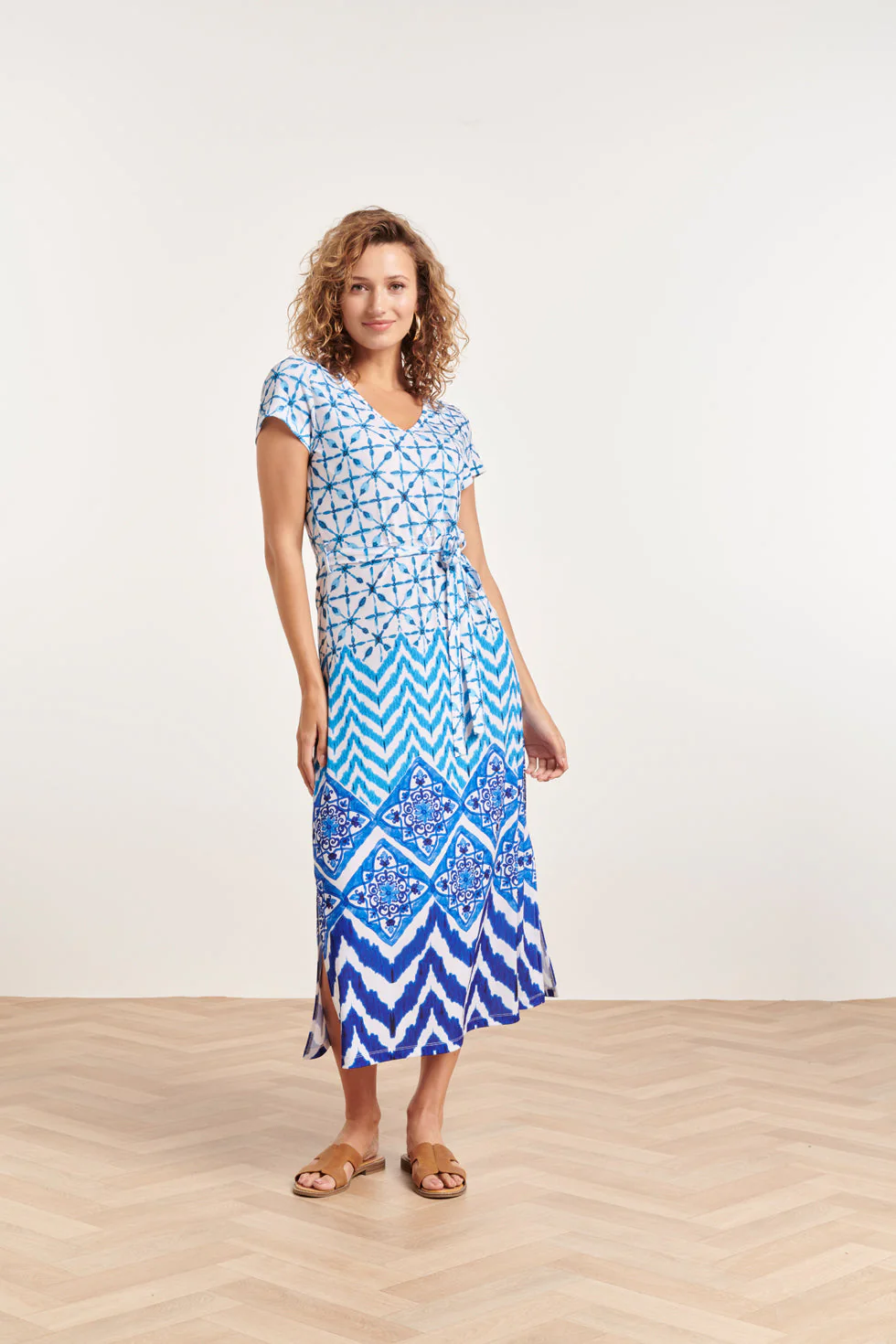 24360 Dames Maxi Te Jurk Met Ornamentaal Print | Off White - Blue